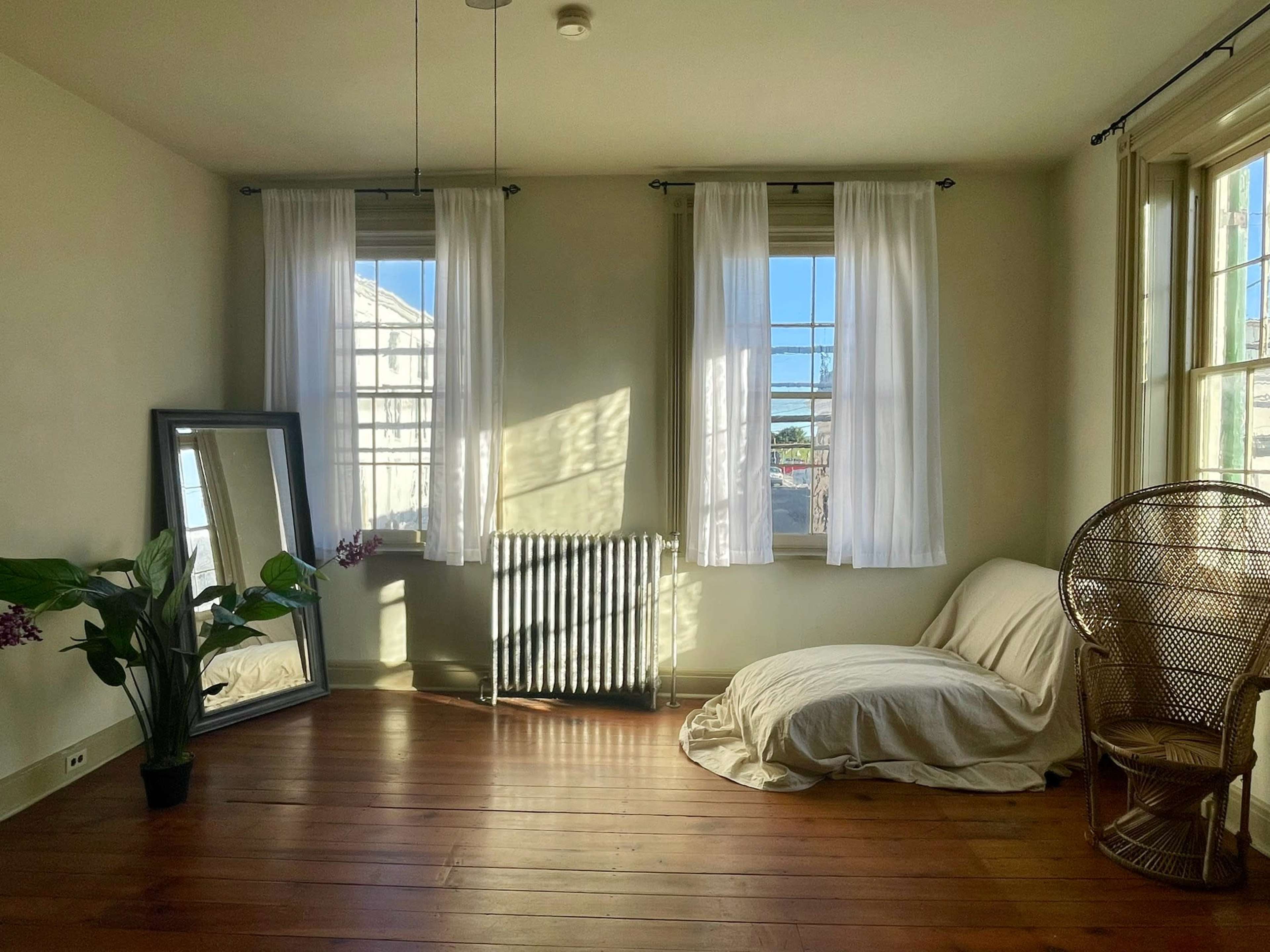Charming Natural Light Boudoir and Lifestyle Studio with Hardwood Floors Image in Middletown, Middletown, MD