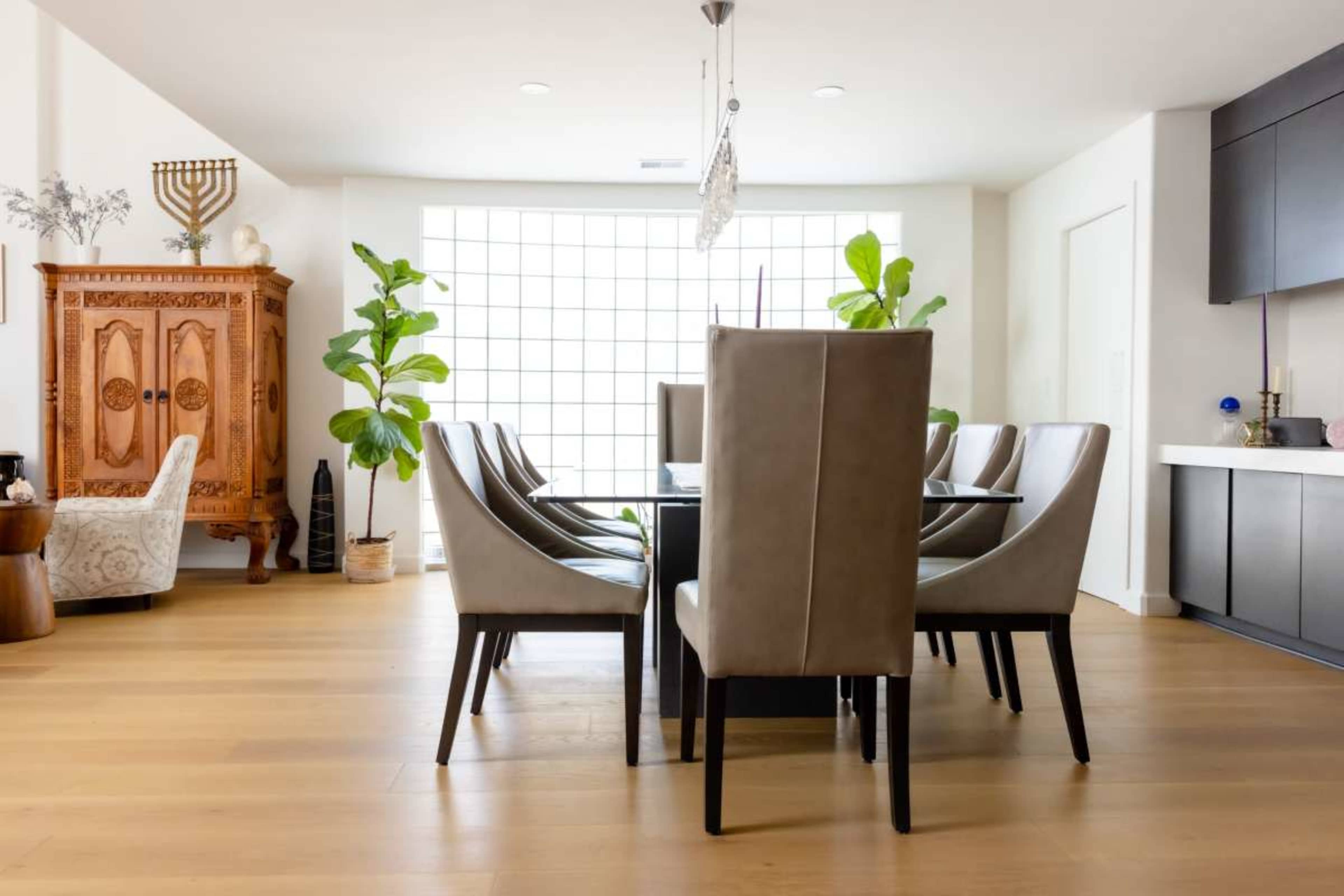 Modern Home with Designer Kitchen, Expansive Yard and Garden Pool Image in El Dorado Park Estates, Long Beach, CA