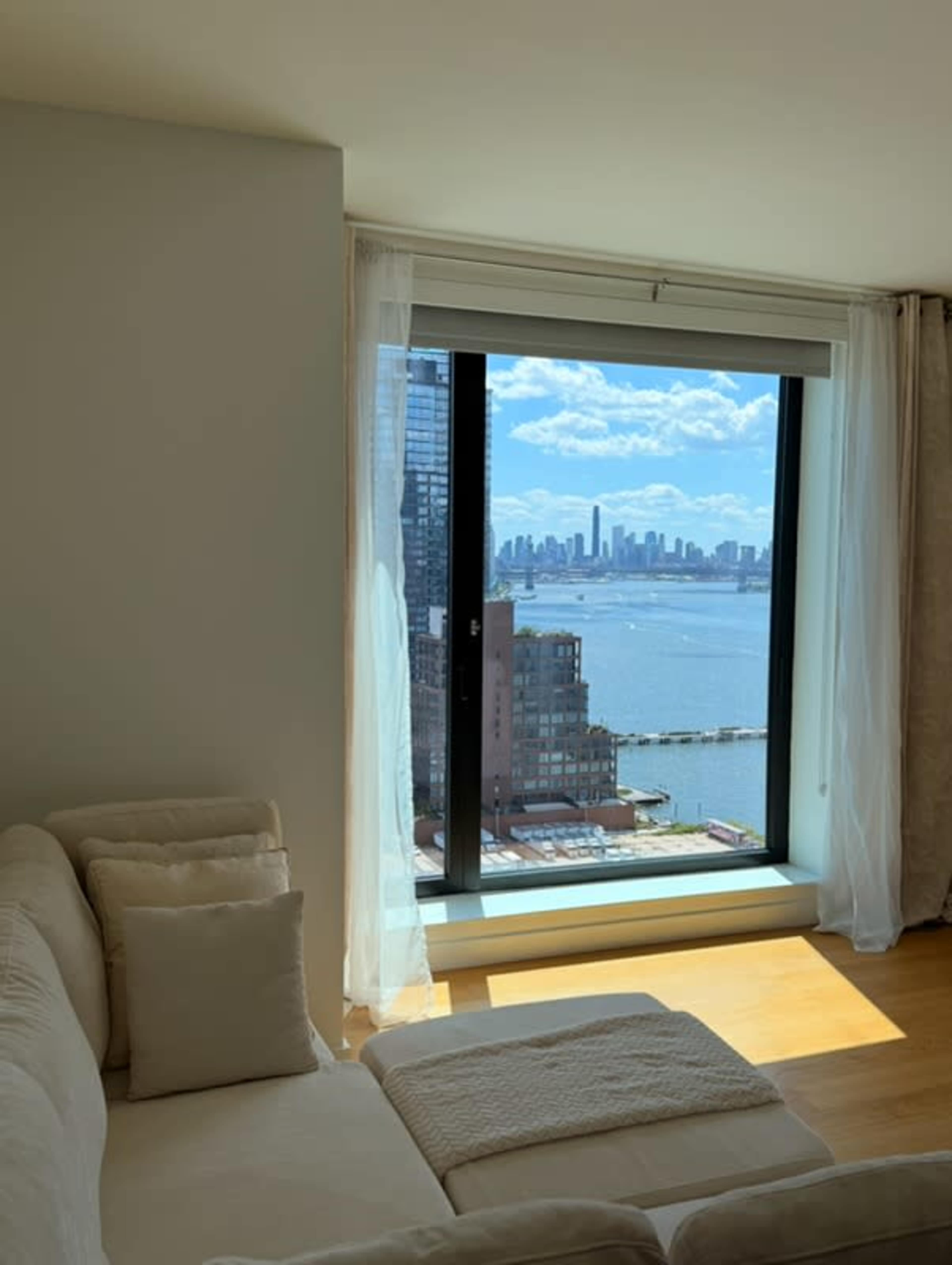 Greenpoint Luxury 1-Bedroom with Manhattan Skyline + Water Views Image in Greenpoint, Brooklyn, NY