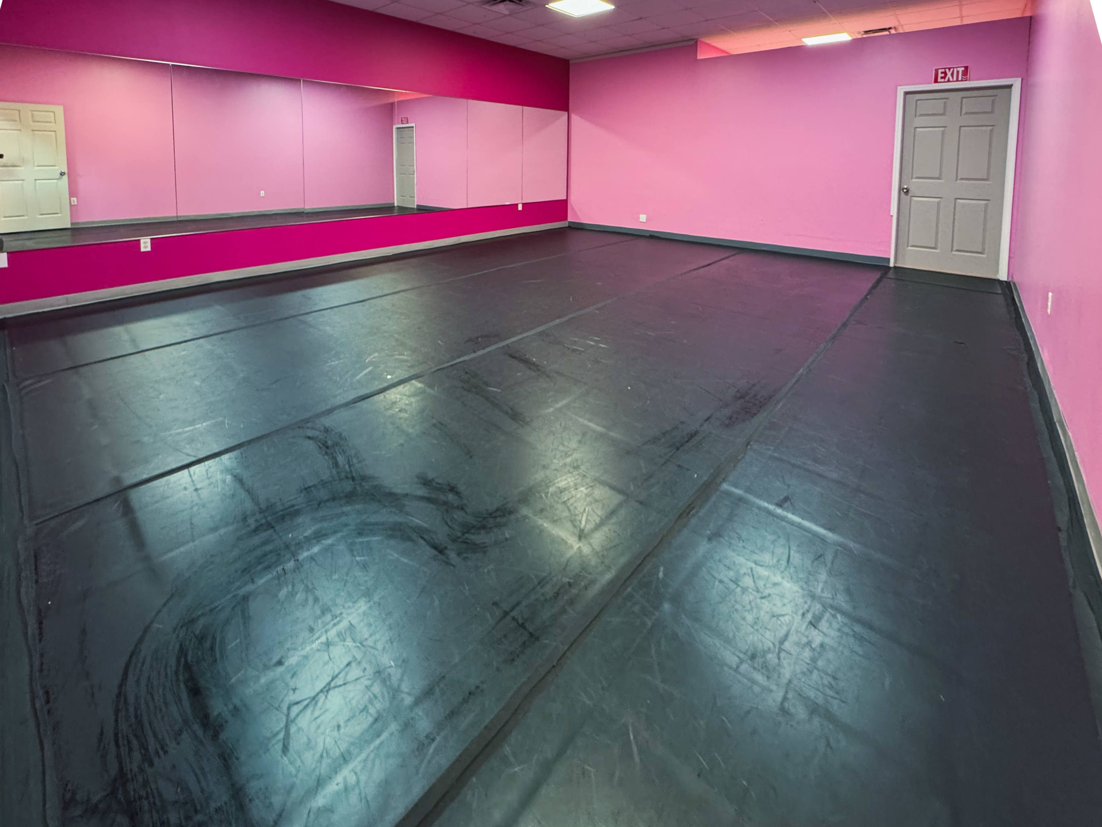 Creative Studio with Mirrors, Flat Flooring & On-Site Amenities Image in , Kissimee, FL