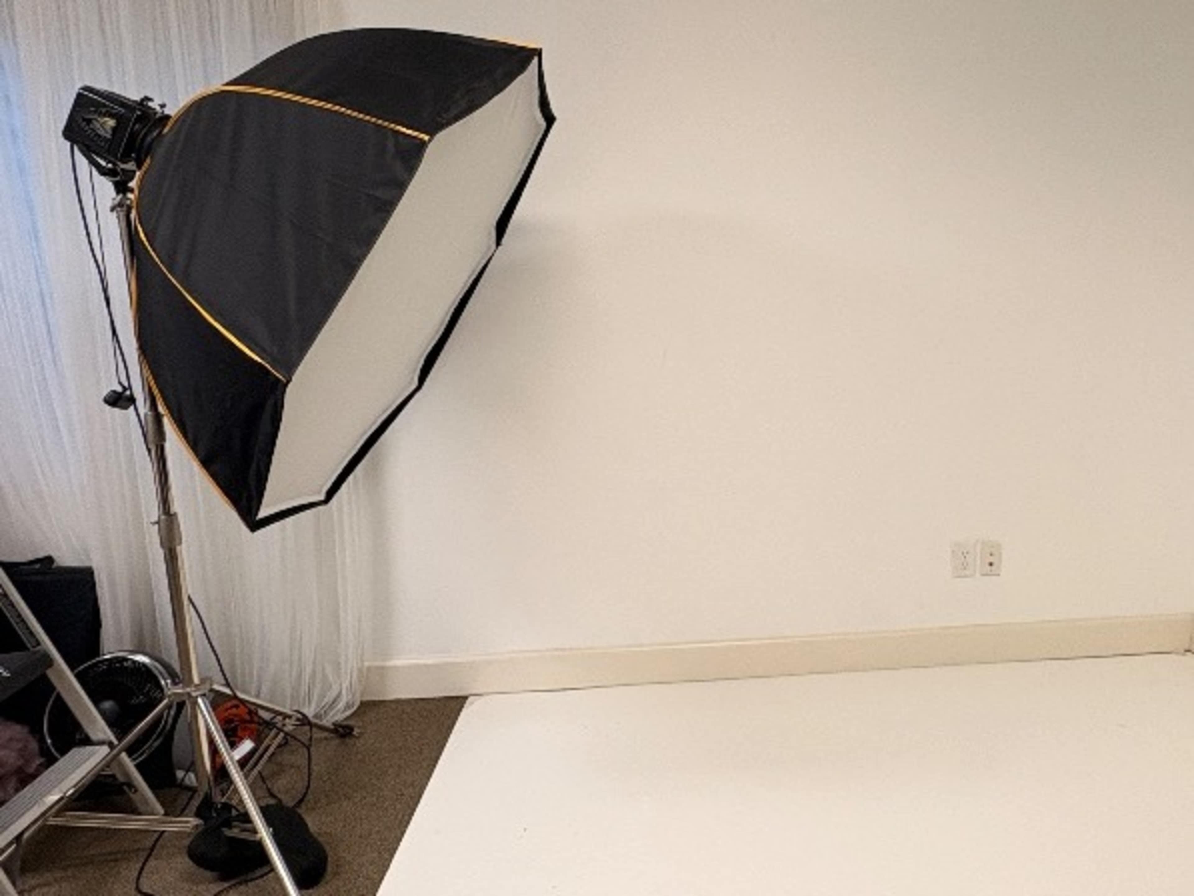 Light, modifier, and stand with triggers