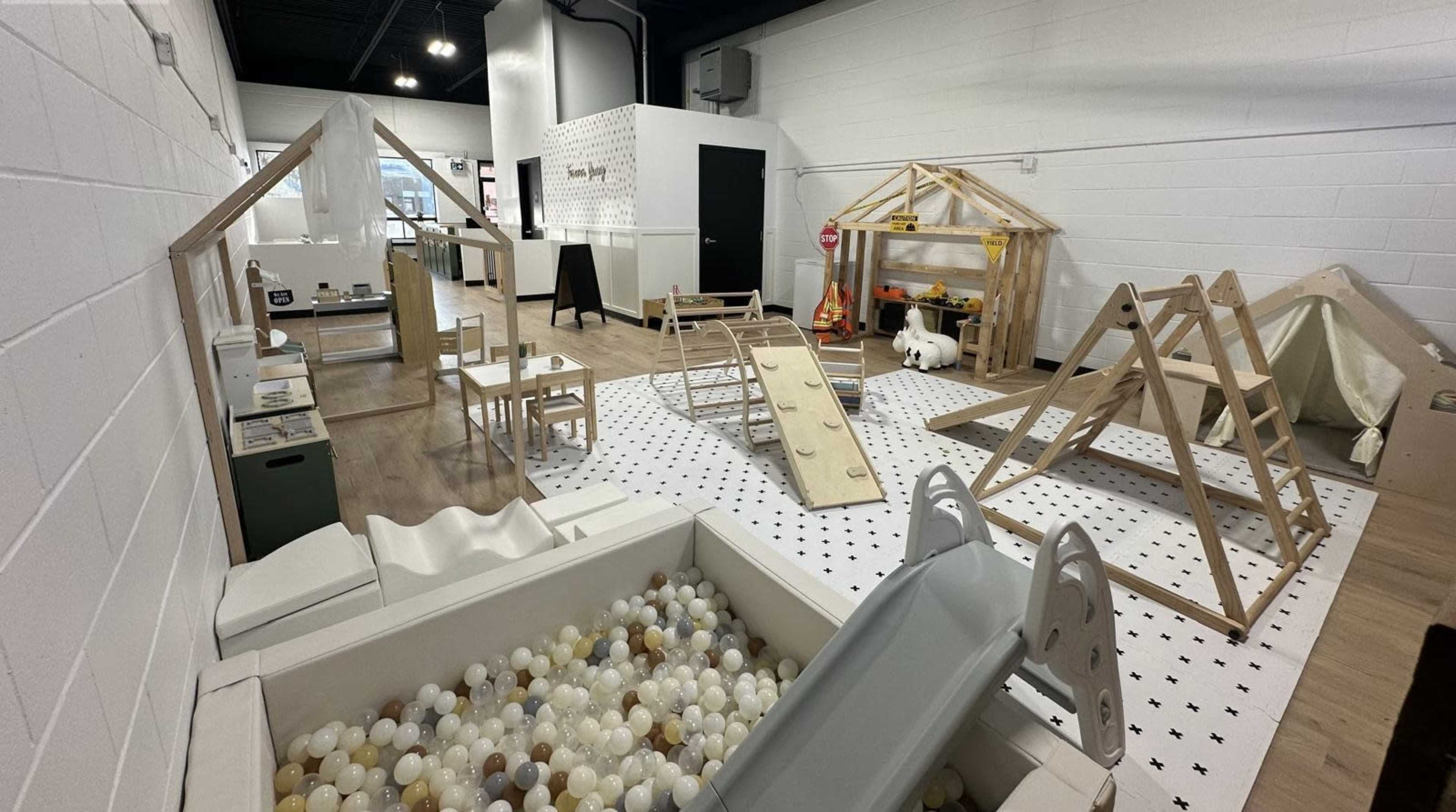 Versatile Event & Pop-Up Space with Natural Light and High-End Finishes Image in Mississauga, Mississauga, ON