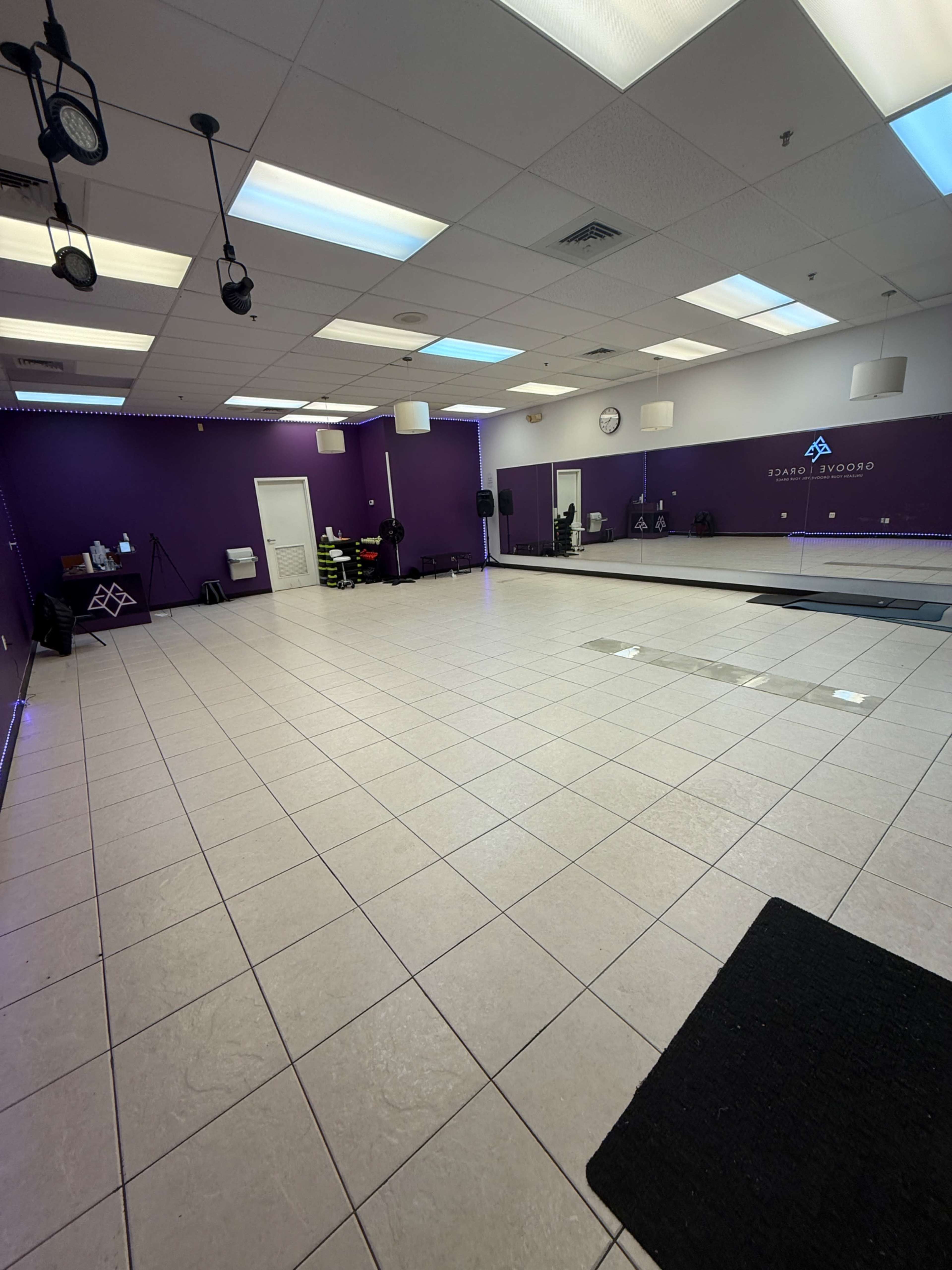 Large studio room Image in Herndon, Herndon, VA