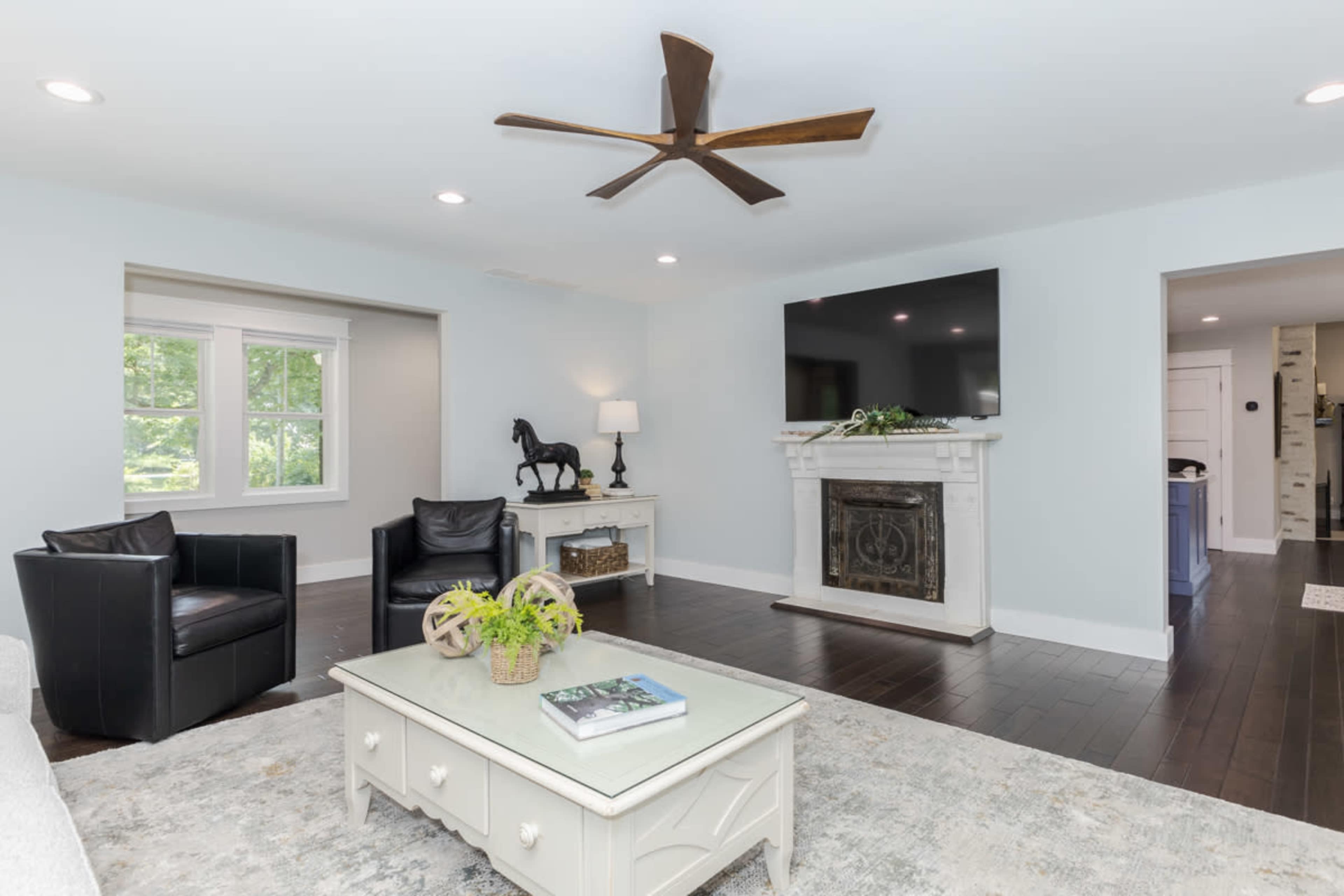 Modern Luxury Retreat in Bloomington Image in Dale Township, Bloomington, IL