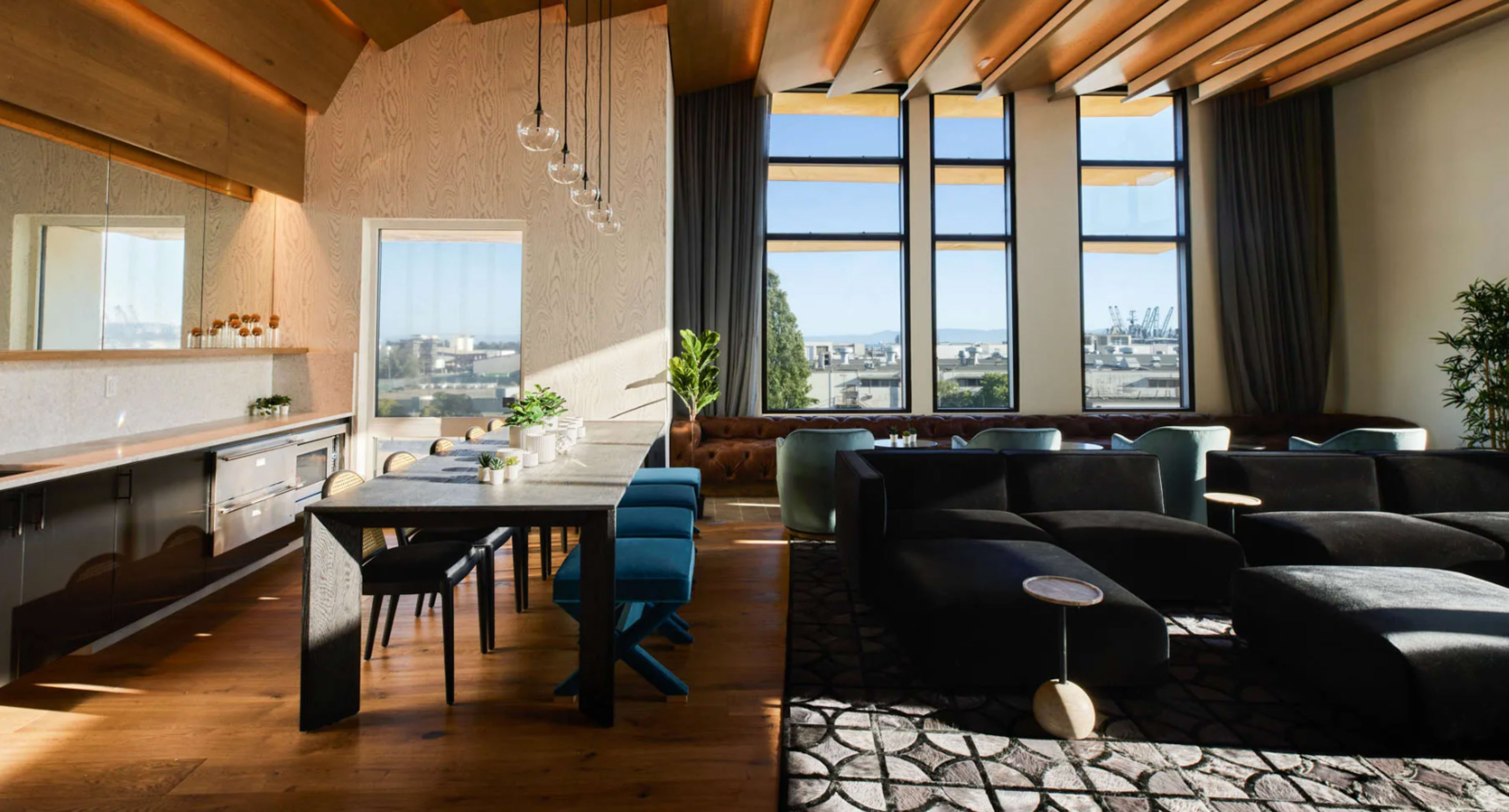 Warm and Open Top Floor Lounge - Beautiful Skyline View! Image in Alameda, Alameda, CA