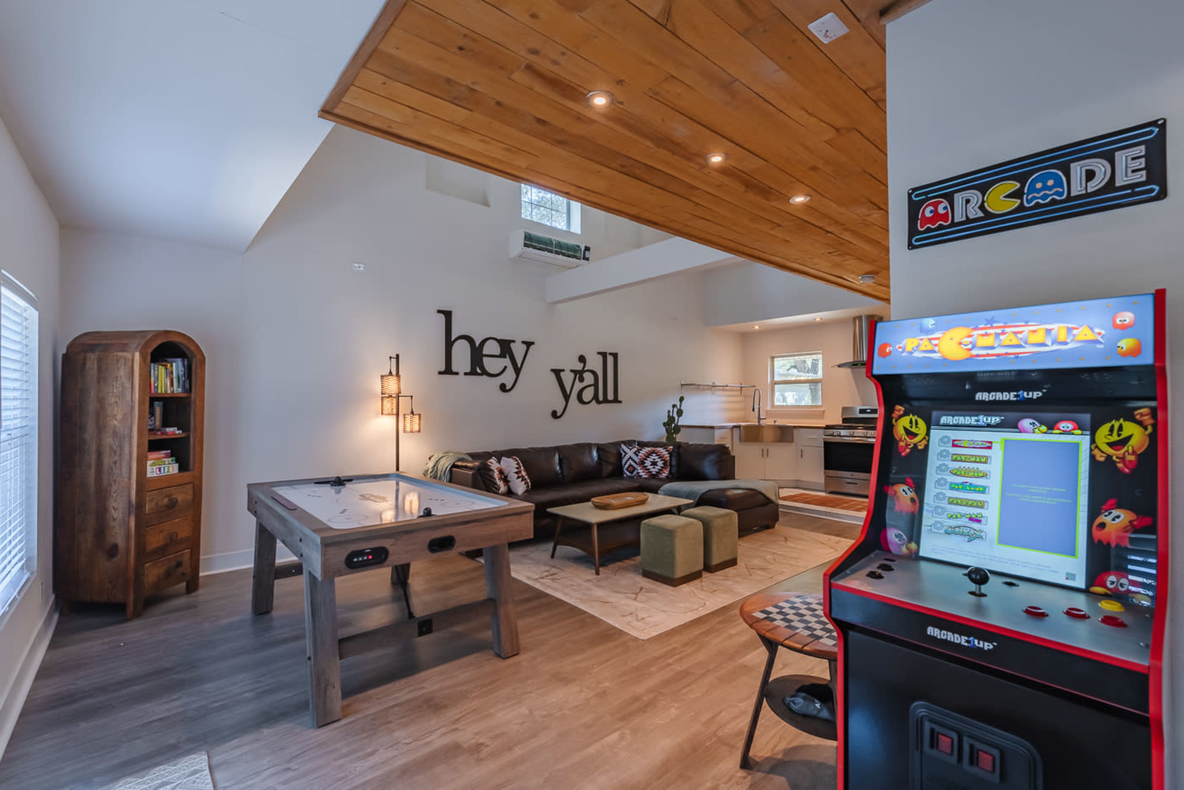 Southwest Suburban House with Pool, Table for 18 people, and Gameroom Image in Vance Jackson, San Antonio, TX