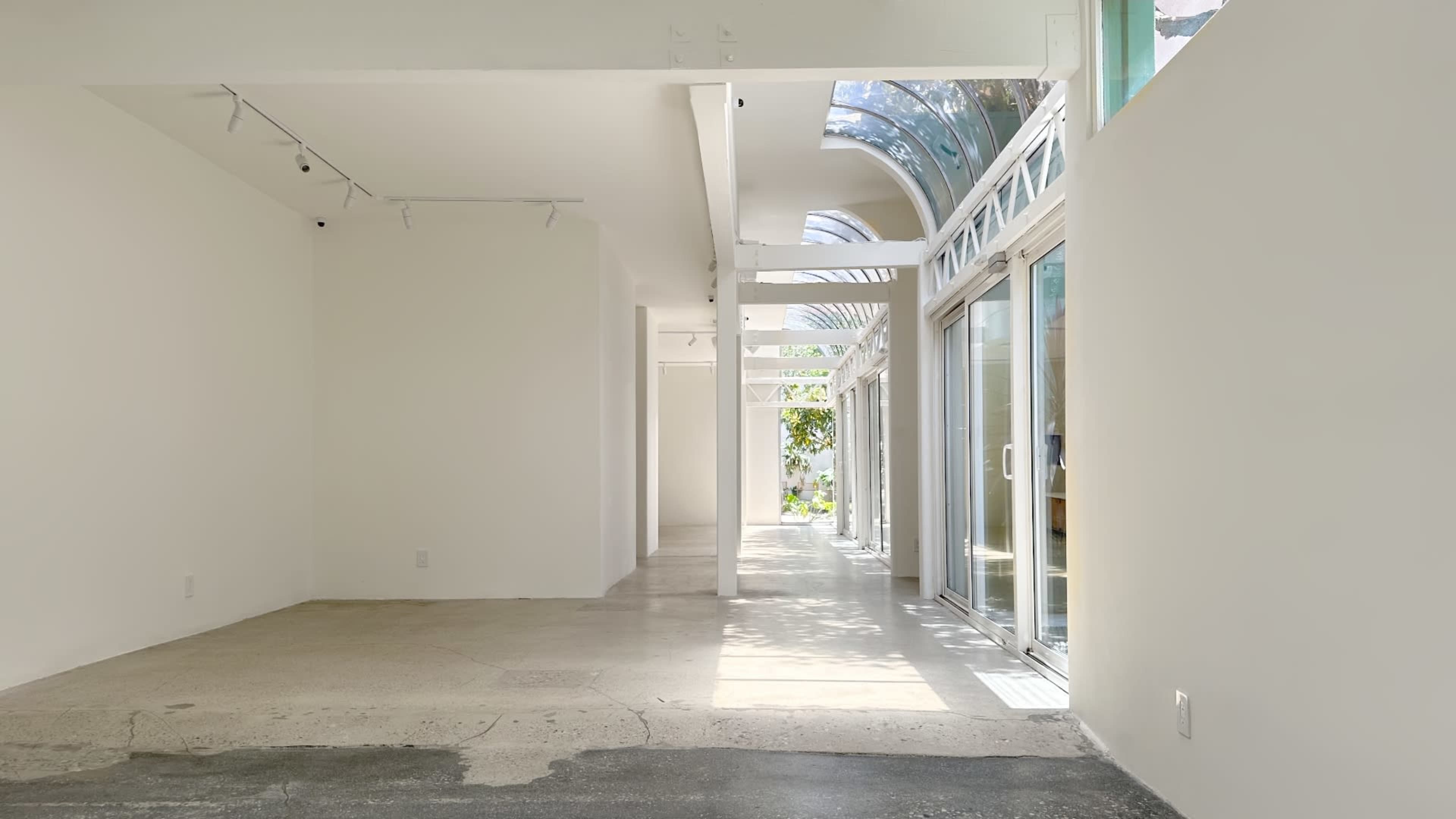 Modern Gallery and Garden Image in Central LA, Los Angeles, CA