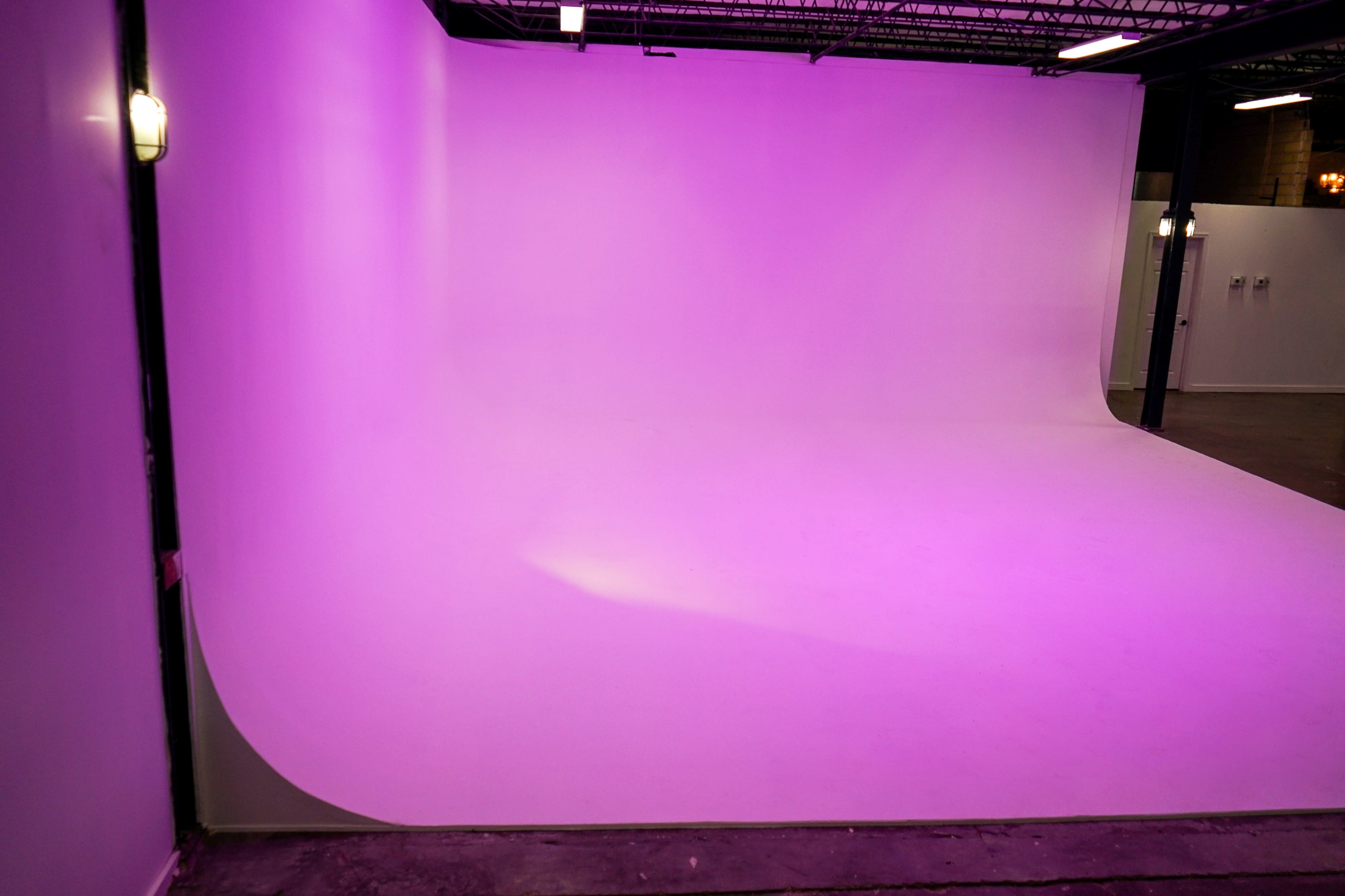 Cyc Wall/ Infinity Wall Gated Warehouse Image in Lawndale / Wayside, Houston, TX