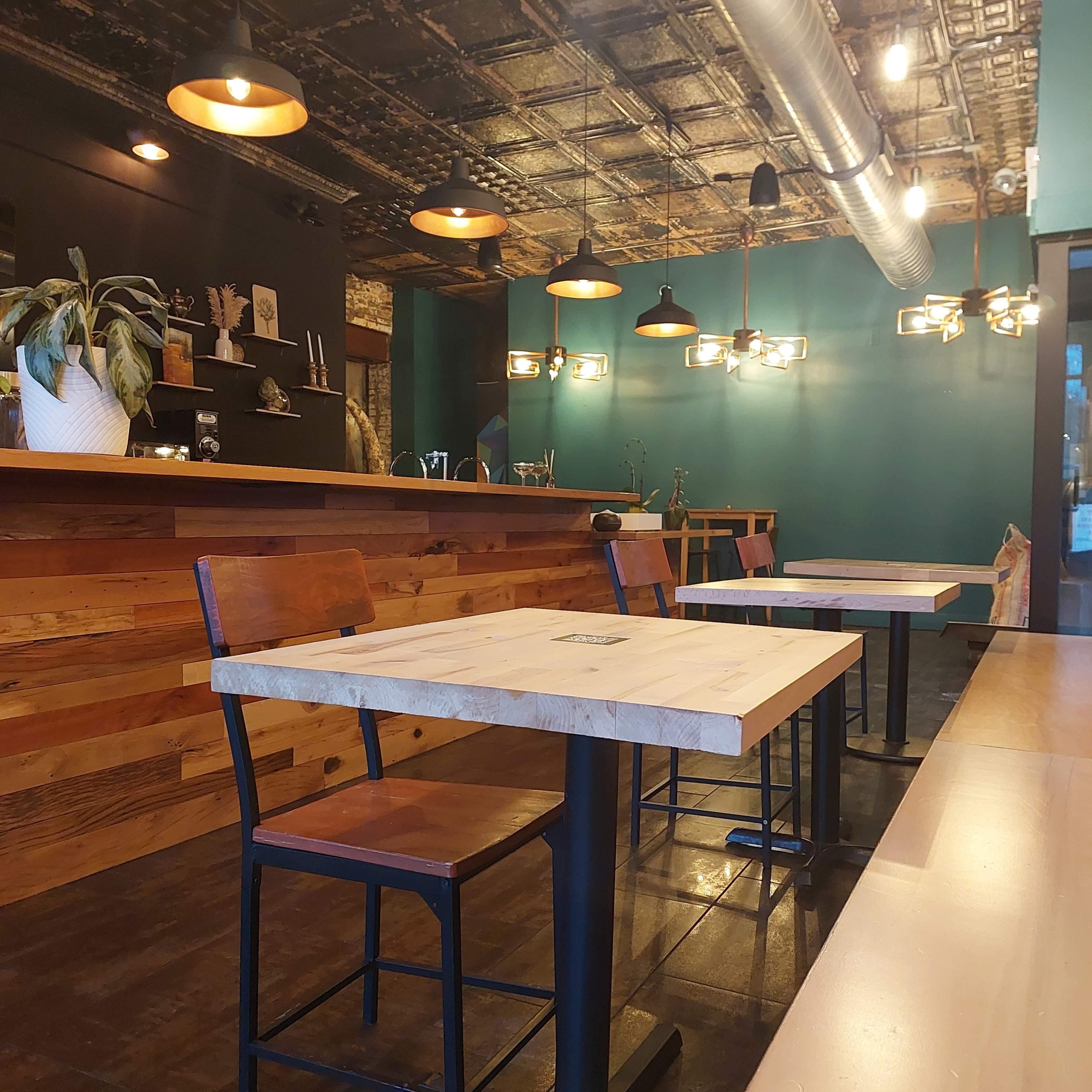 Urban excellent location Broadway ave. Image in Edgewater, Chicago, IL