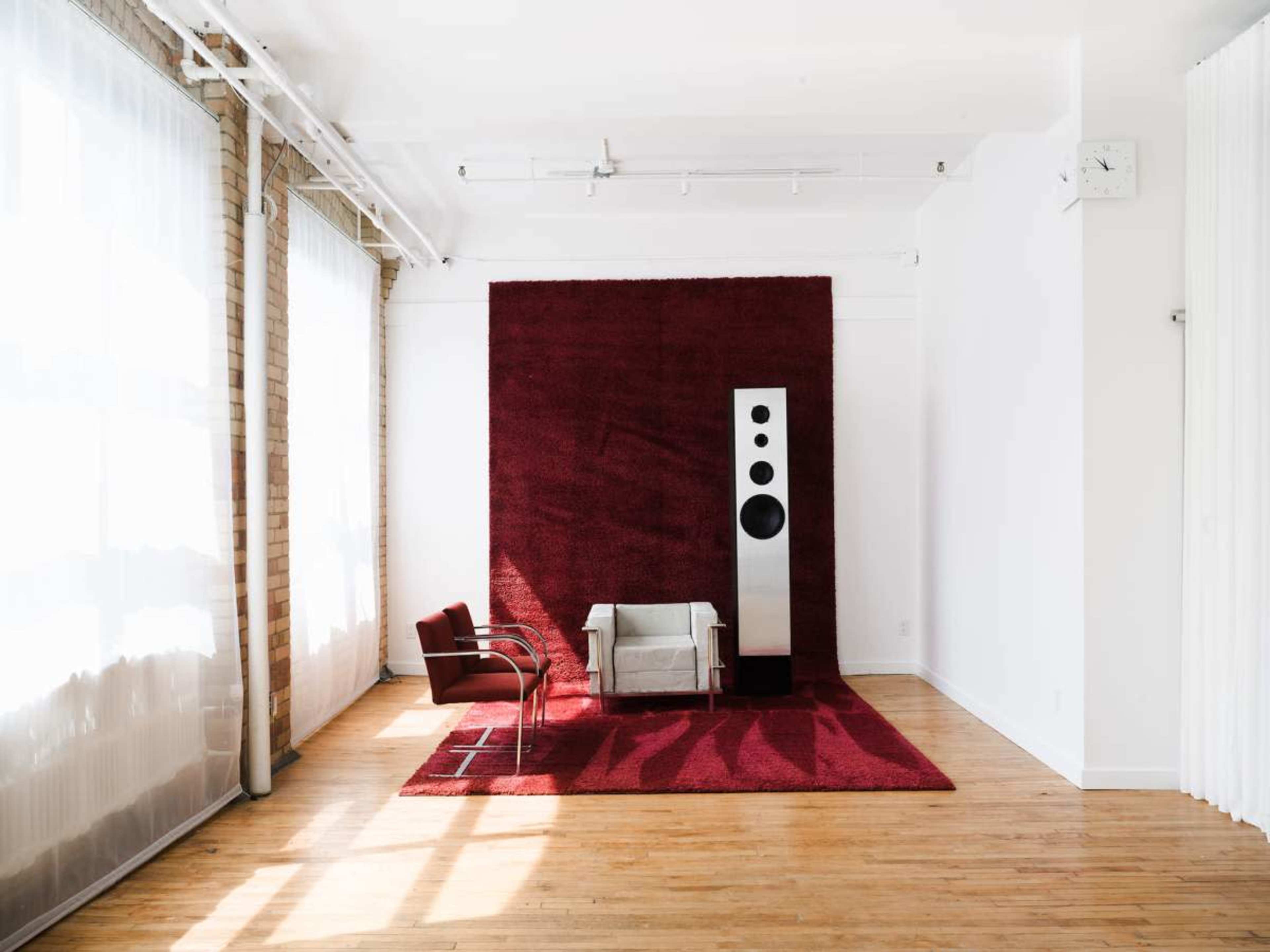 Downtown Studio with kitchen. Large south facing windows Image in Kensington-Chinatown, Toronto, ON