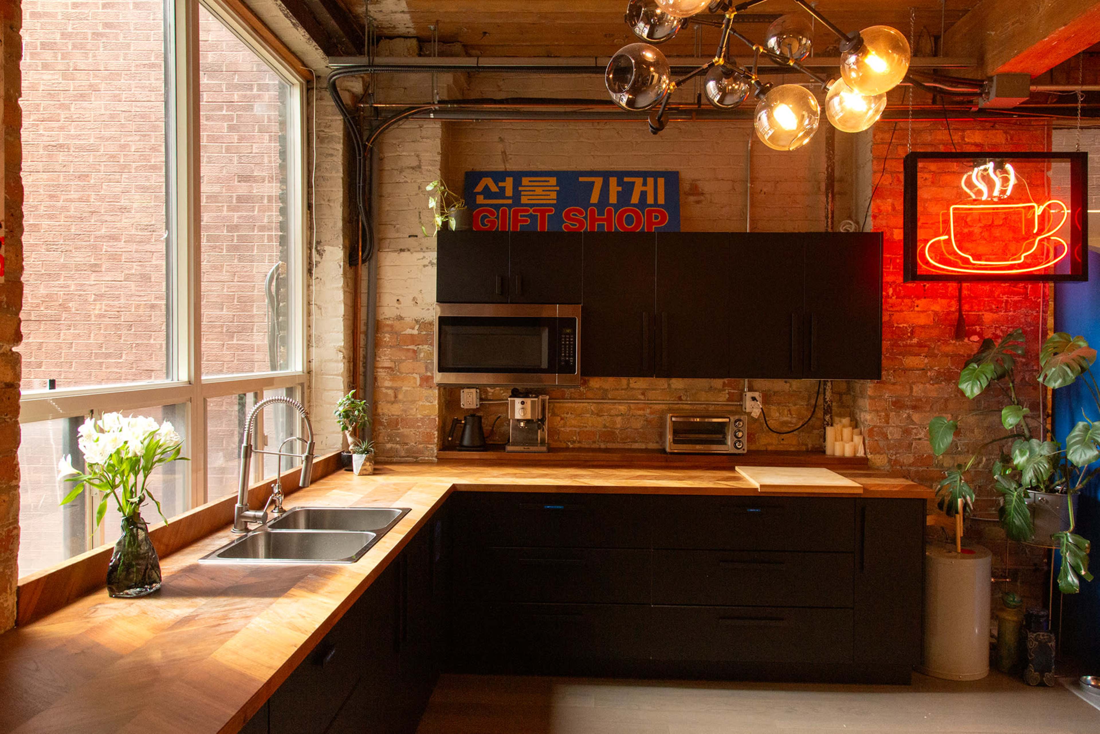 Colourful & Bright Studio in Chinatown Image in Downtown Toronto, Toronto, ON