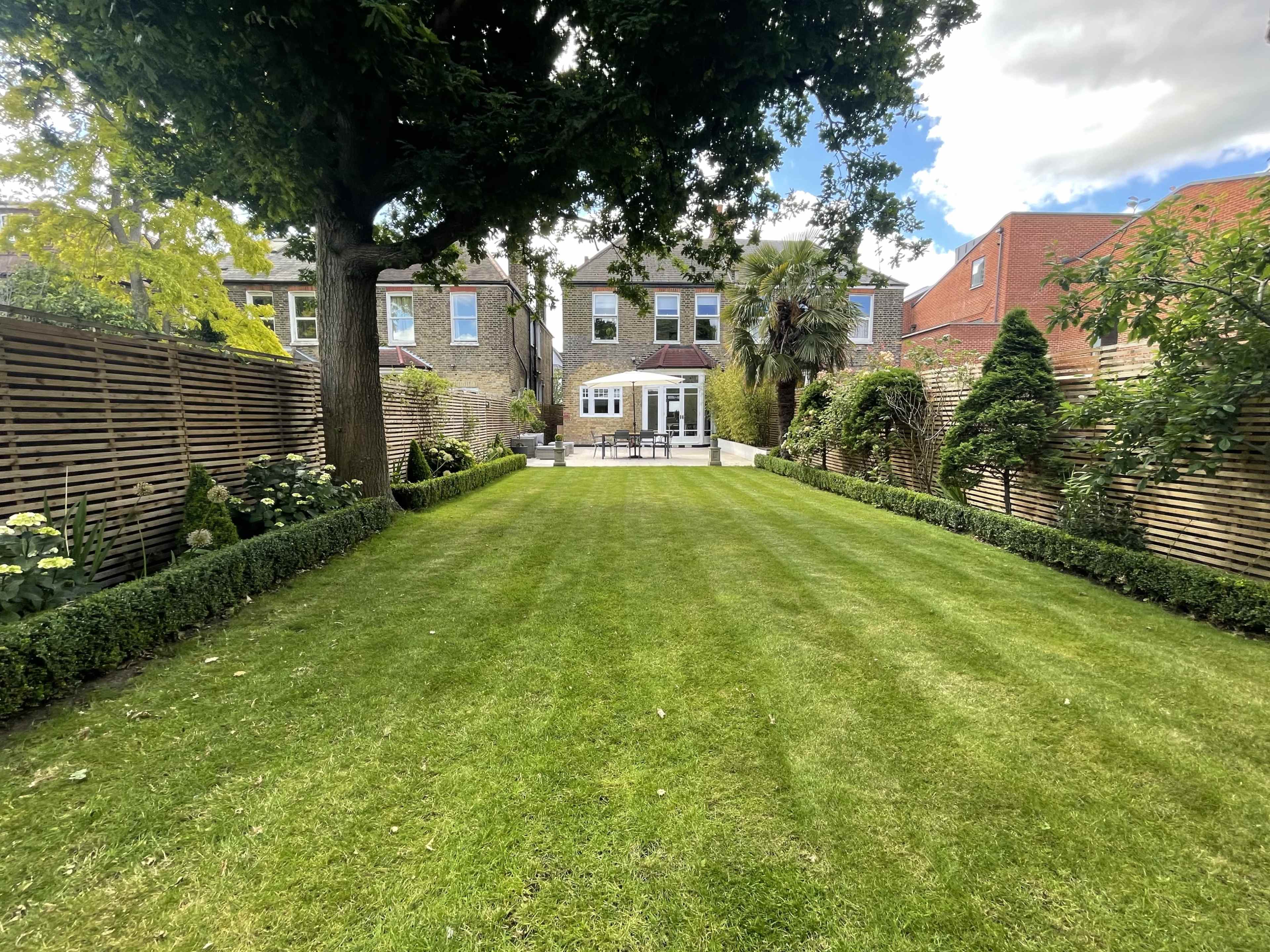 100ft Garden with Large Oak Tree, Summer House Image in Catford, london