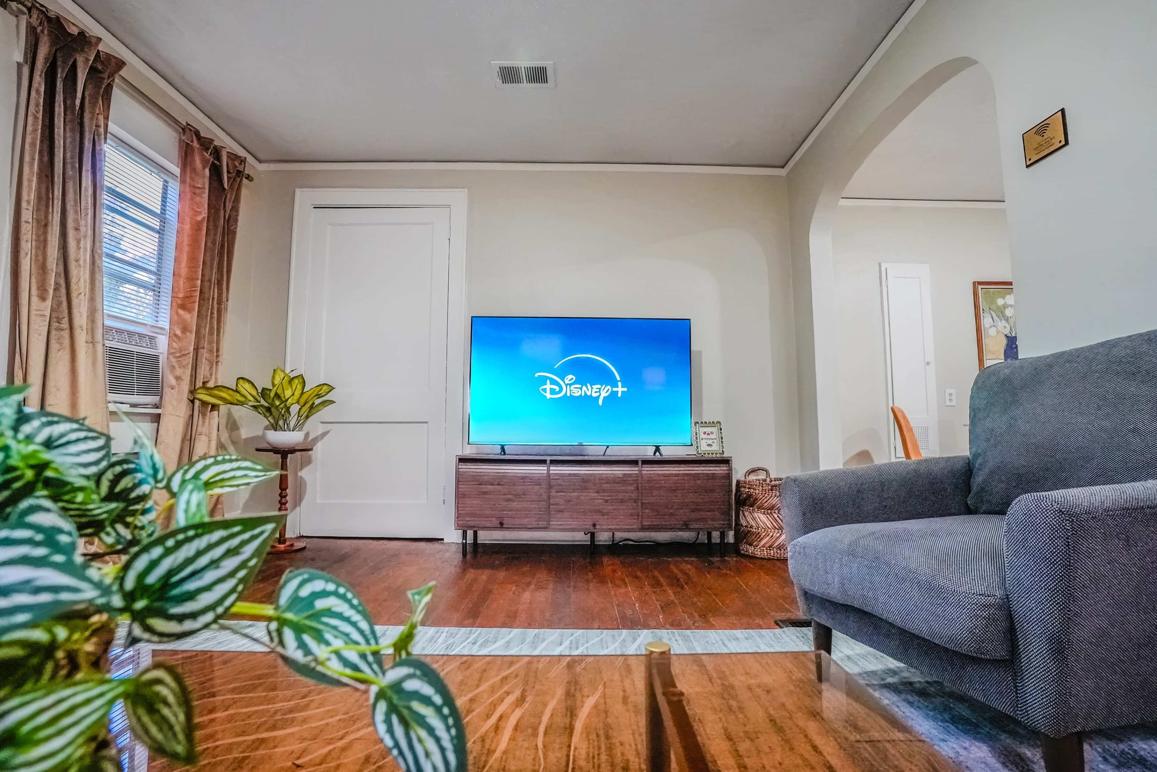 Centrally Located King Bed Midtown Crosstown 1428 Image in Crosstown, Memphis, TN