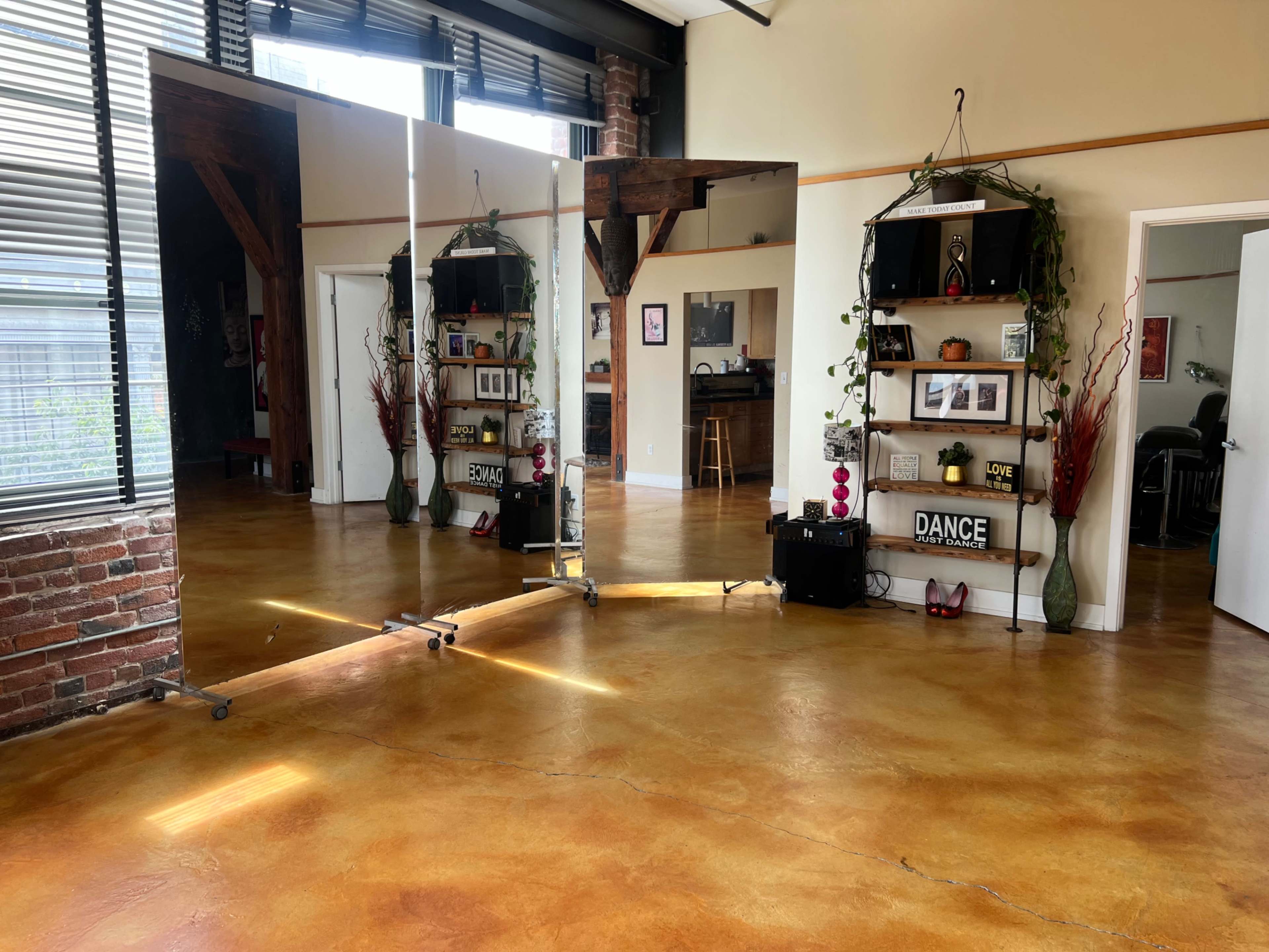 Light filled industrial loft studio Image in SoMa, San Francisco, CA