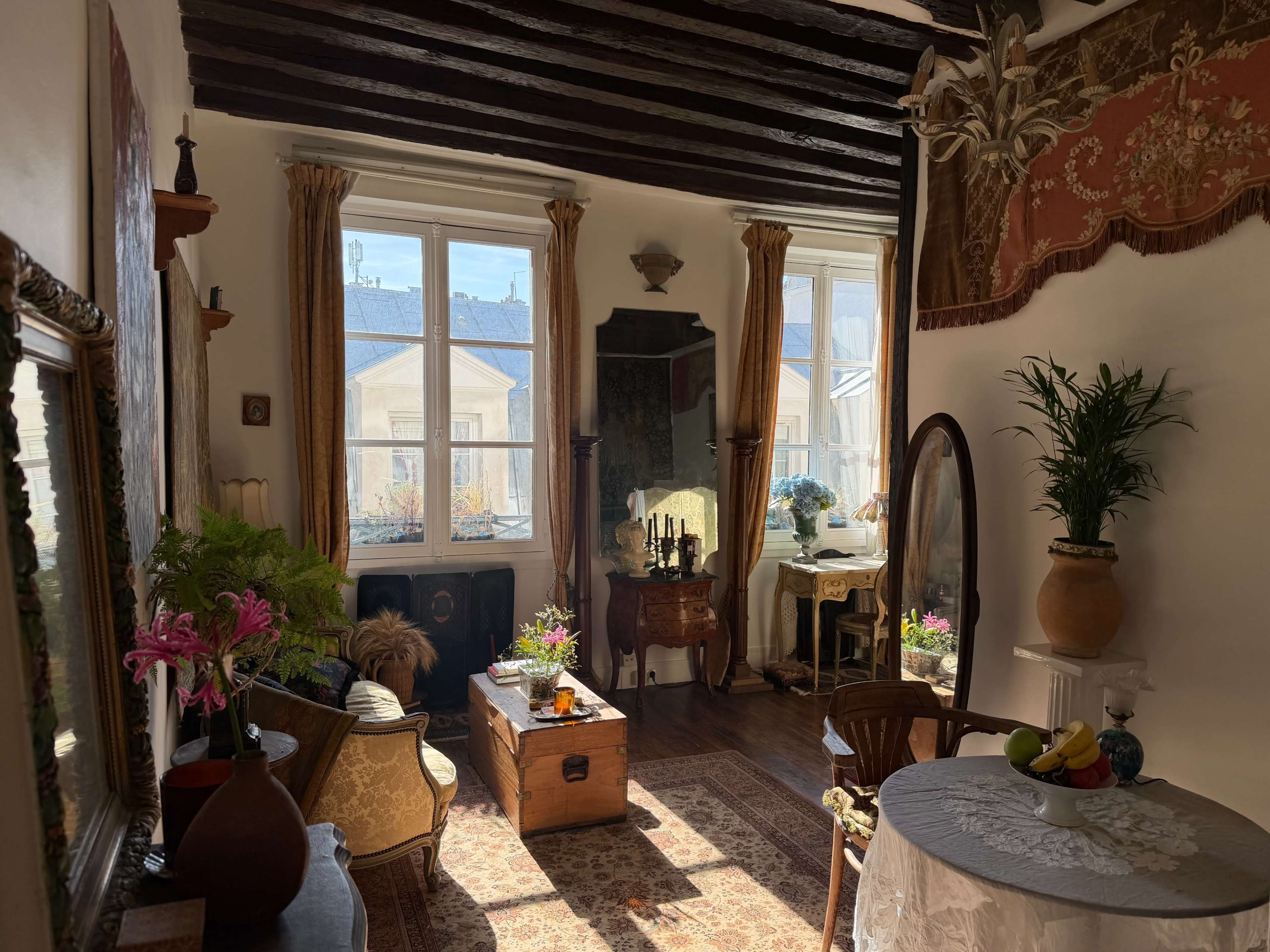 Loft au cœur du Marais avec poutre et grande hauteur sous plafond de style classique Image in Upper Marais, Paris