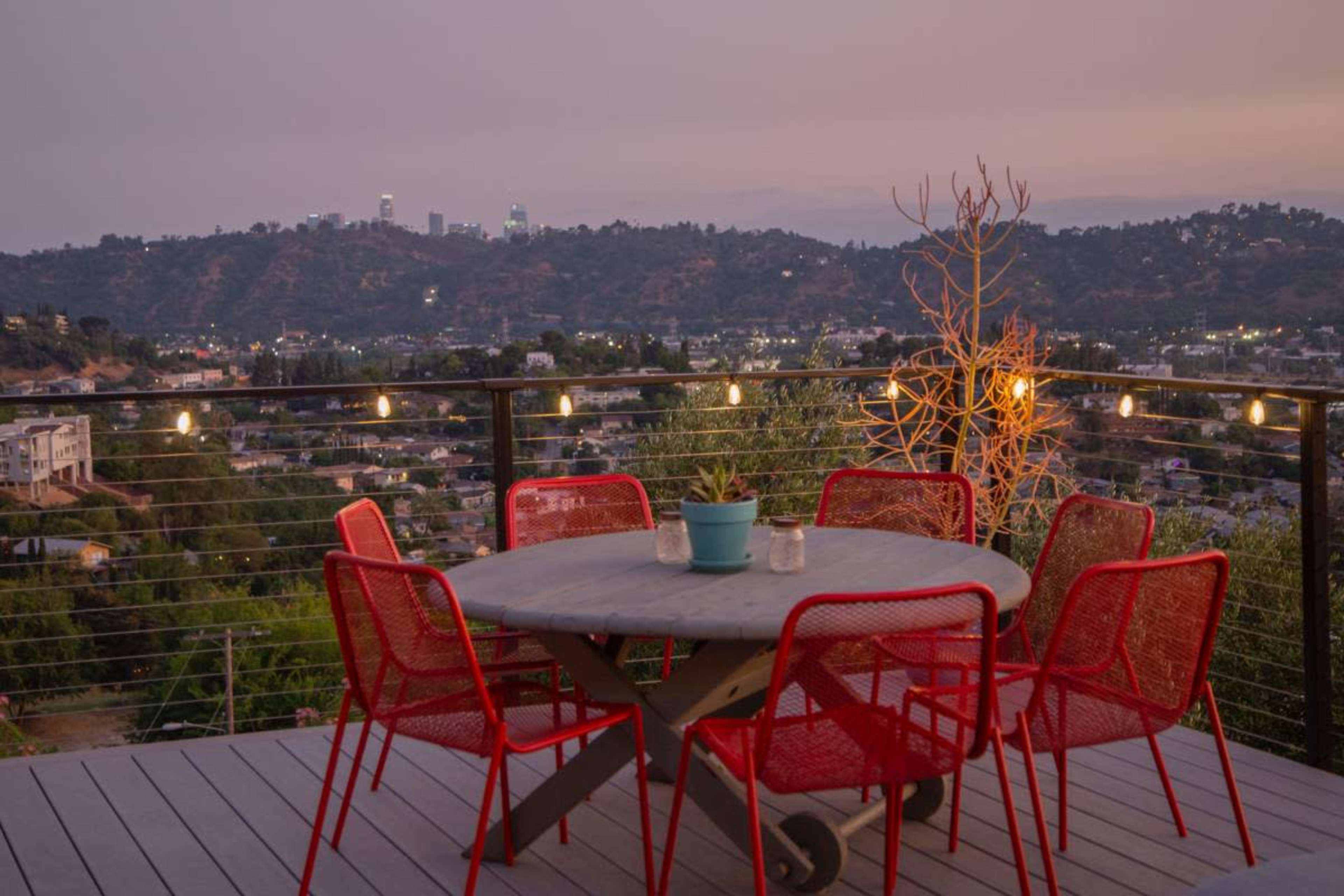 マックナイト「マスティク パビリオン」「Bel Air, California」 Hilltop mid-century home with expansive views and rooftop