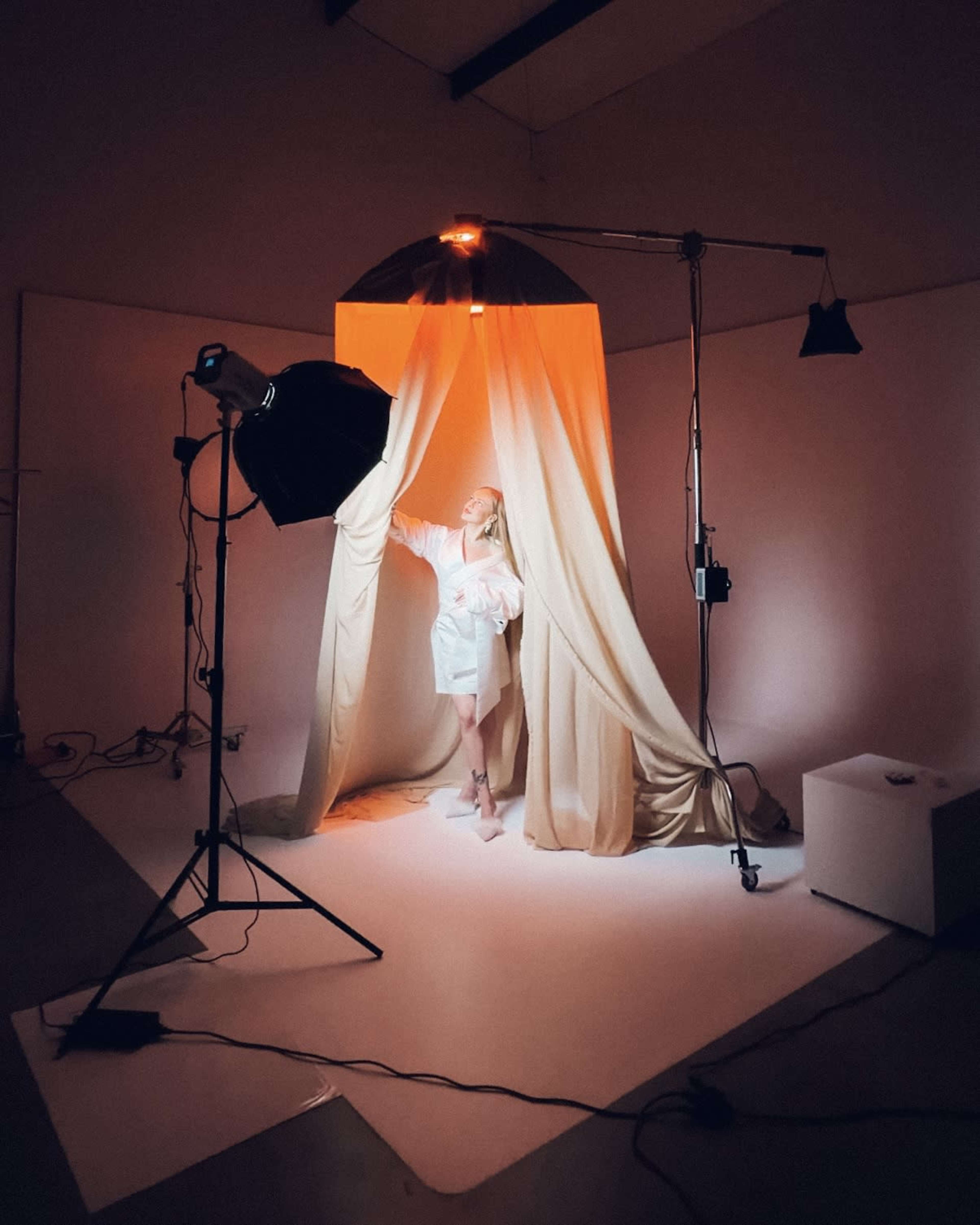 Studio with Free Lighting | White Cyc Wall, High Ceilings Image in Mid West, Houston, TX