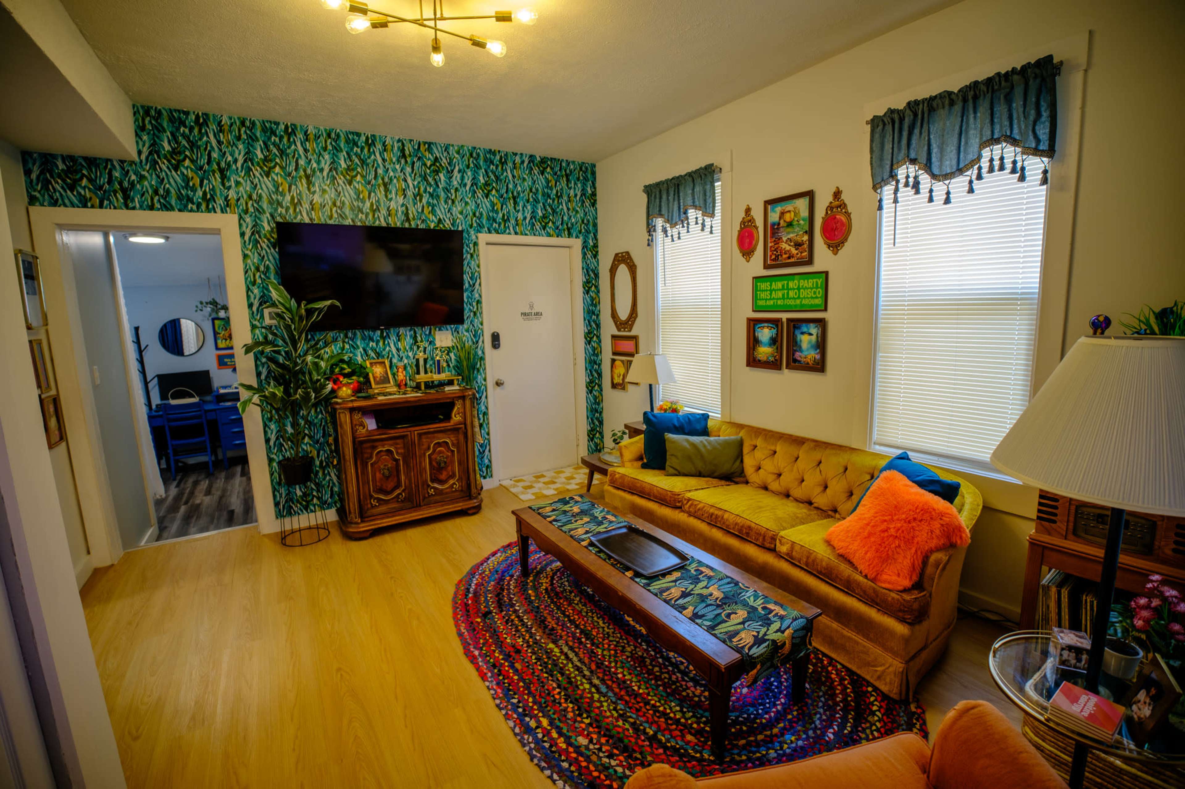 48th & Vibes Retro Theme Home Image in Detroit - Shoreway, Cleveland, OH