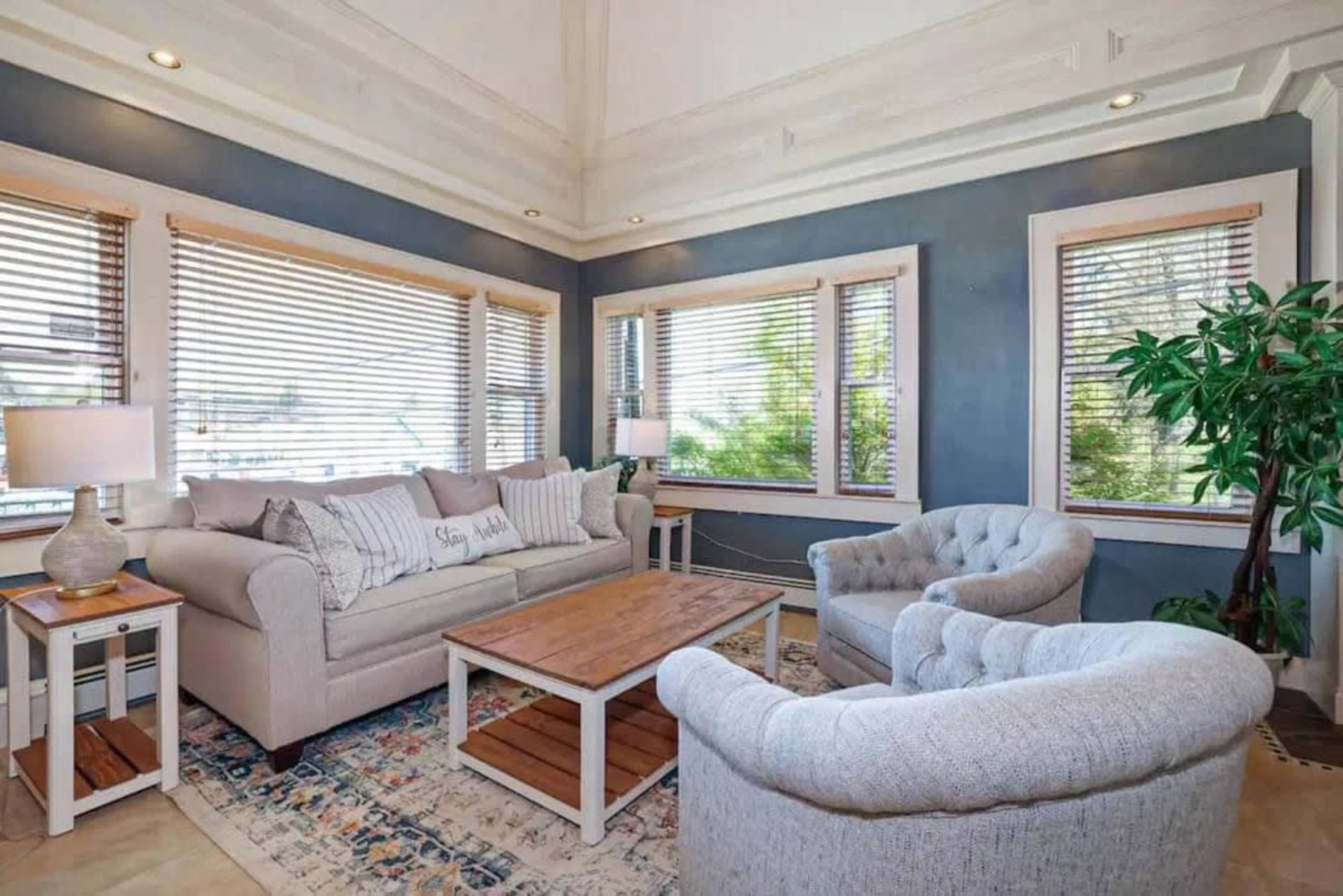 Charming Sunlit Home with Cozy Lounge and Artistic Details Image in New Rochelle, New rochelle, NY