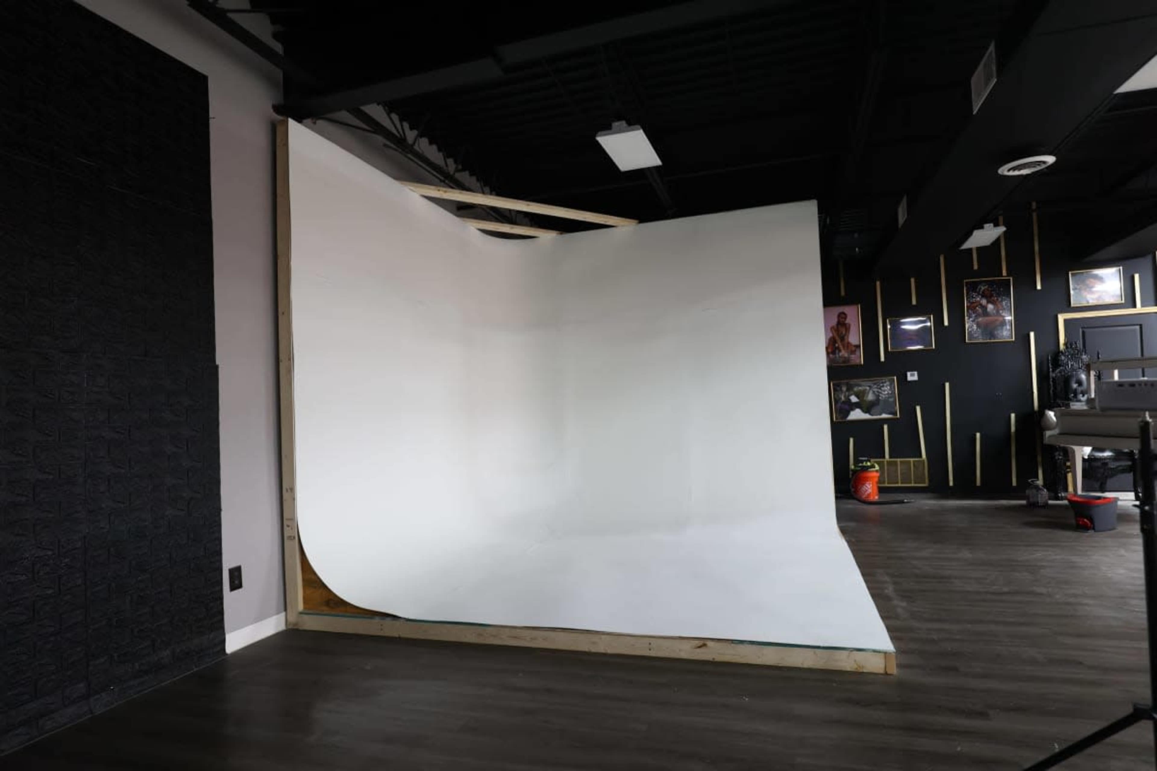 Cyclorama Wall (cyc wall / infinity wall) Image in Florissant Township, Florissant, MO