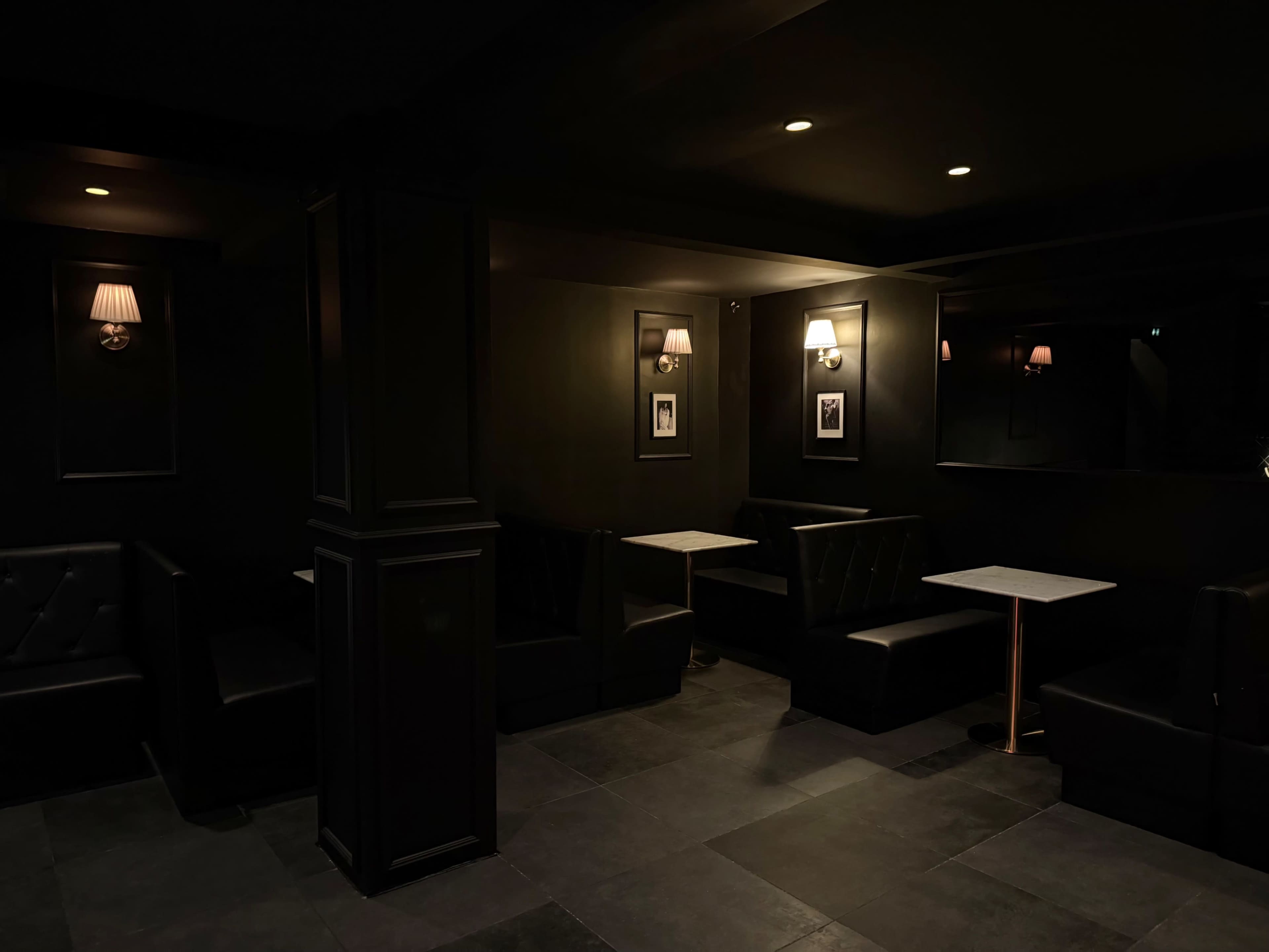 Bar à proximité des Champs Elysées Image in Ternes, Paris