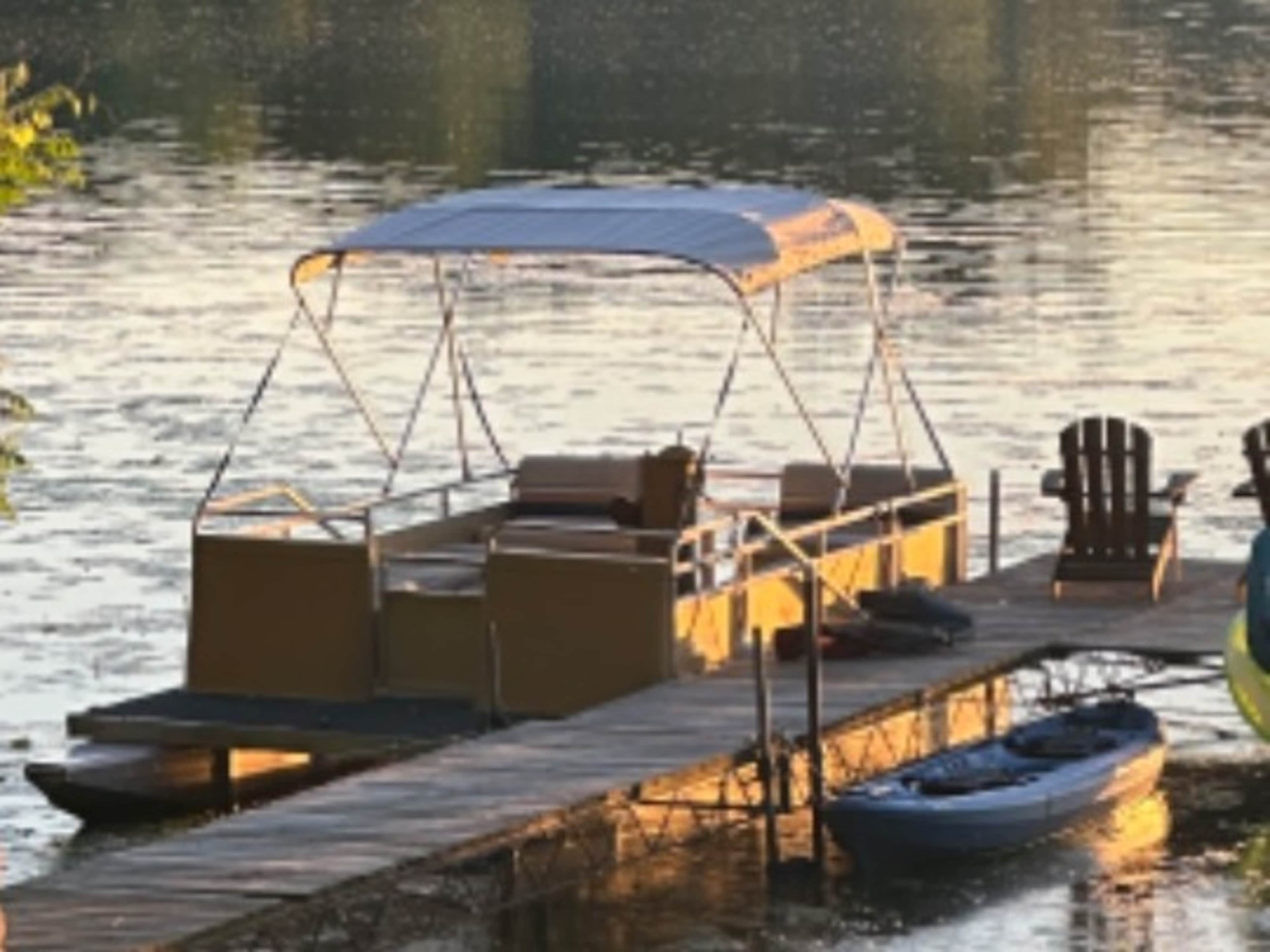 Pontoon boat / summer