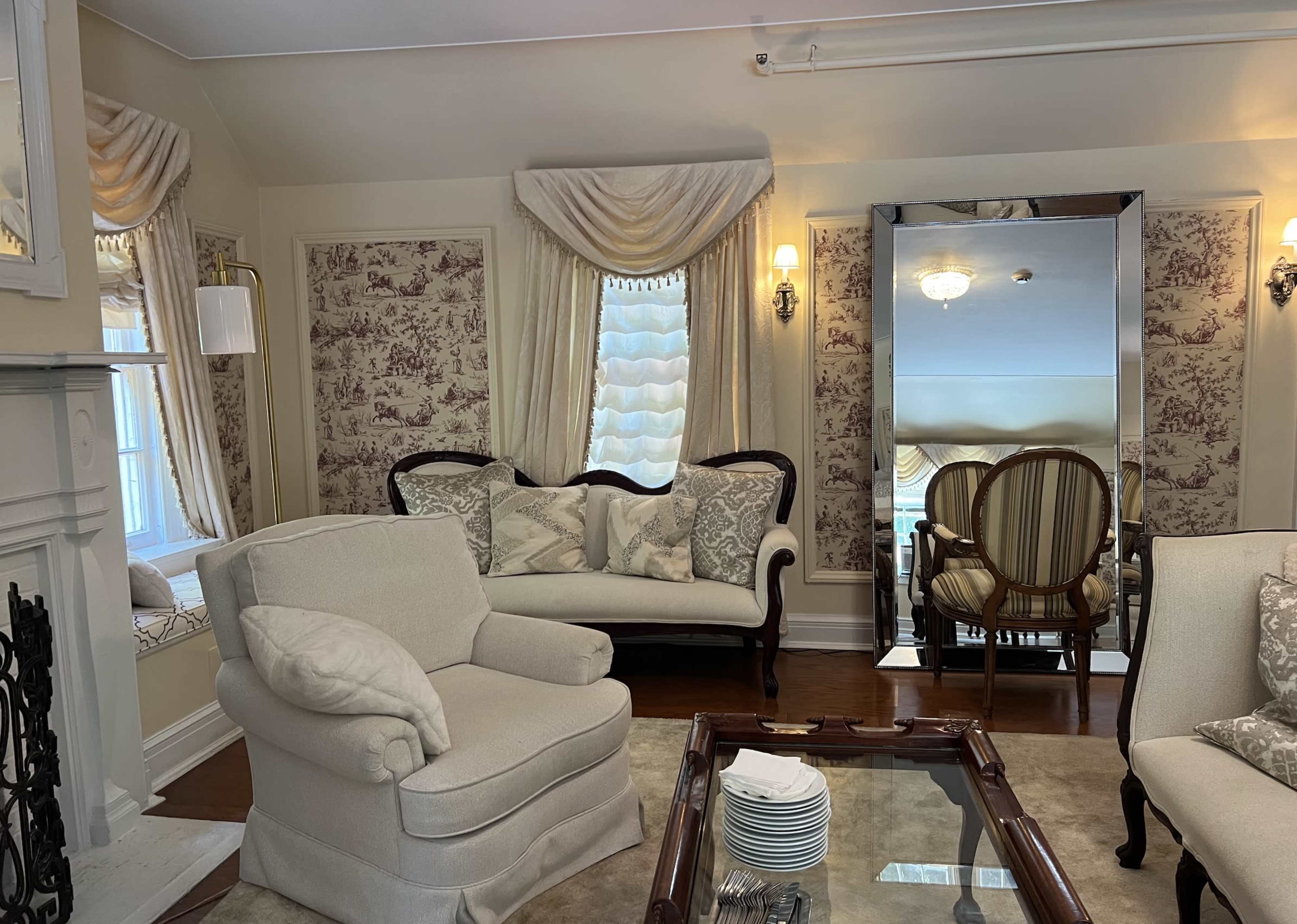 Mansion + Holding Space Image in North Hempstead, Roslyn Heights, NY