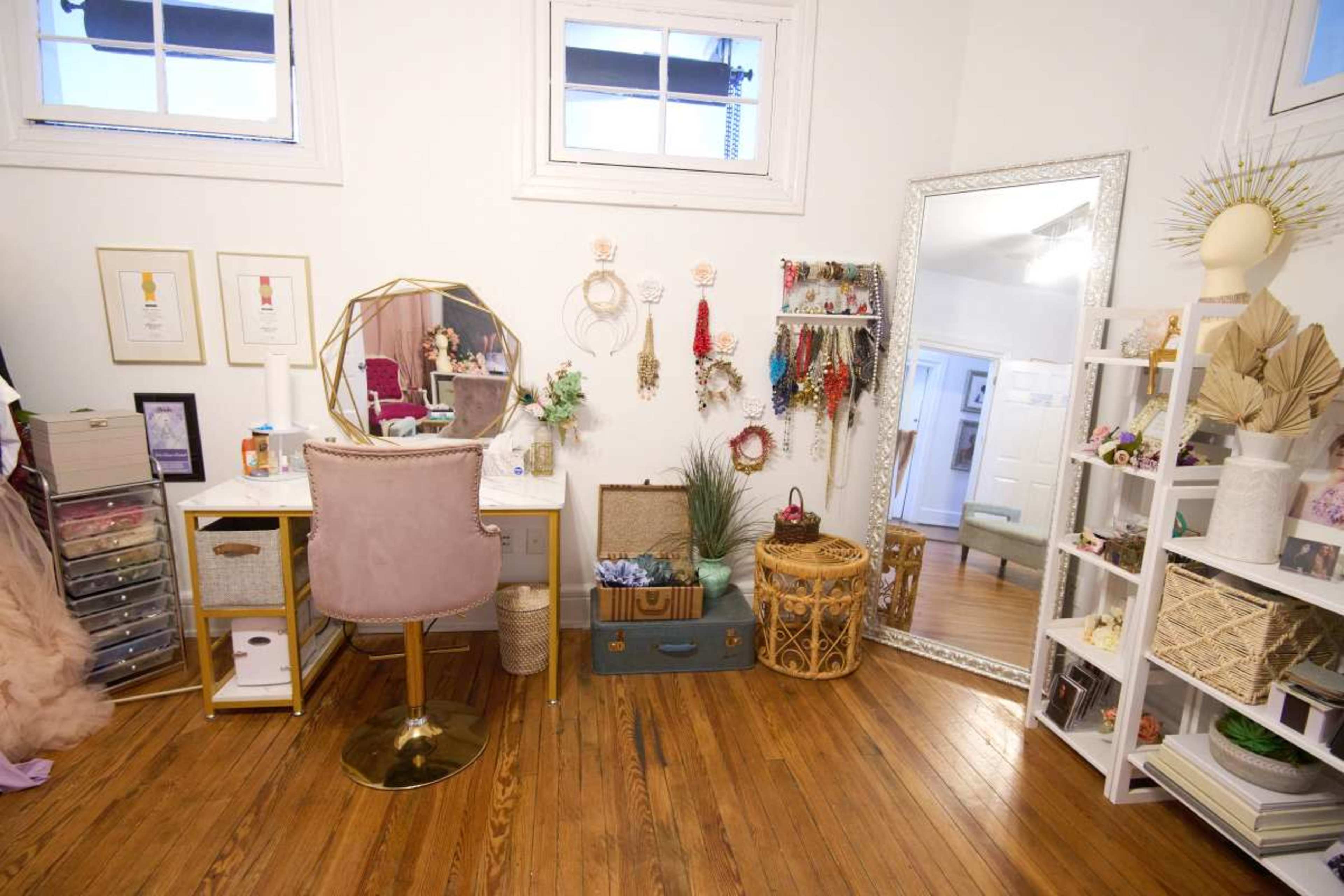 Photography studio with multiple rooms and beautiful natural light Image in Glen Allen, Glen Allen, VA