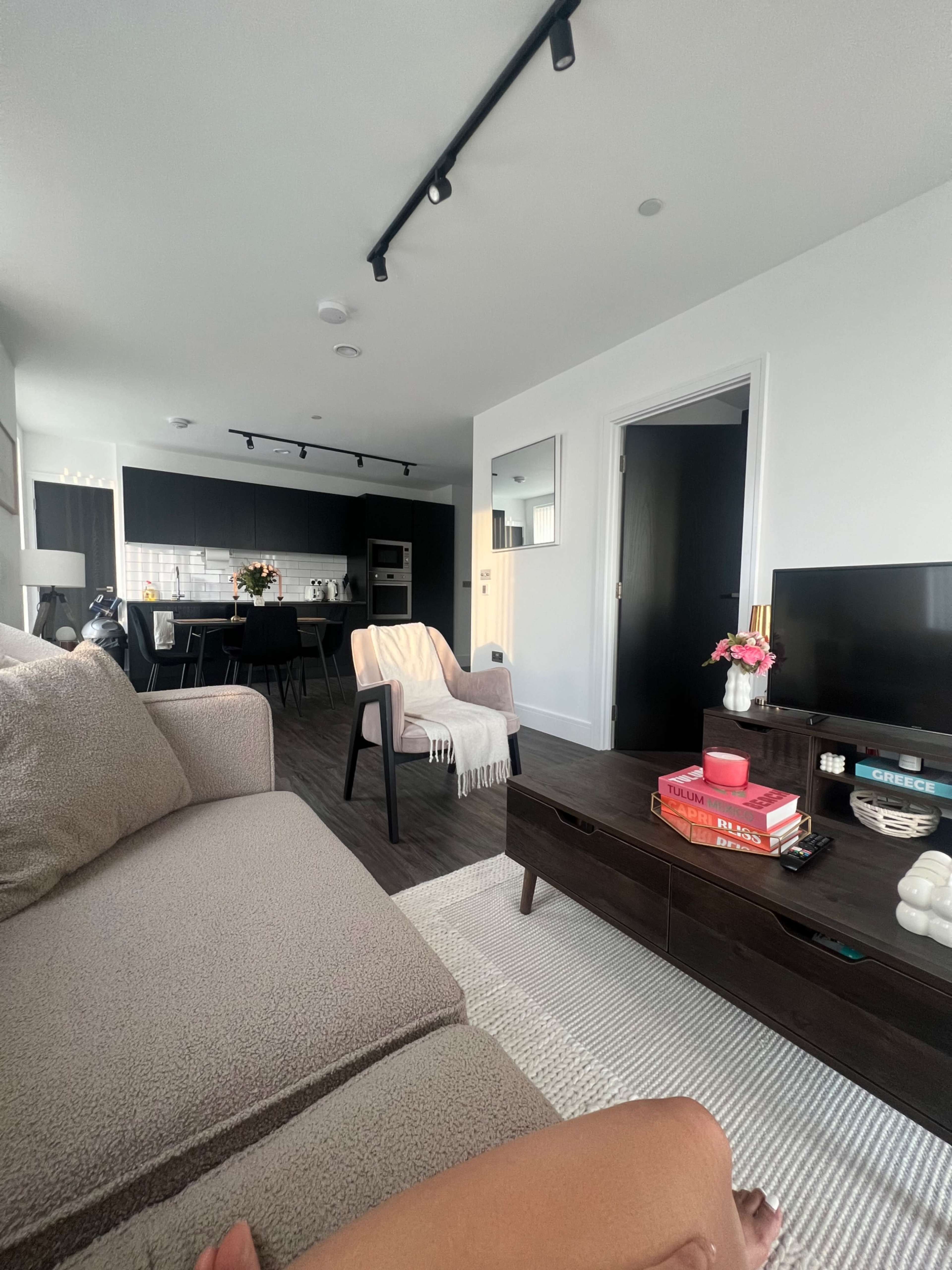 Modern Neutral Apartment/ Content Space/ Shortfilm Image in London, London, ENG