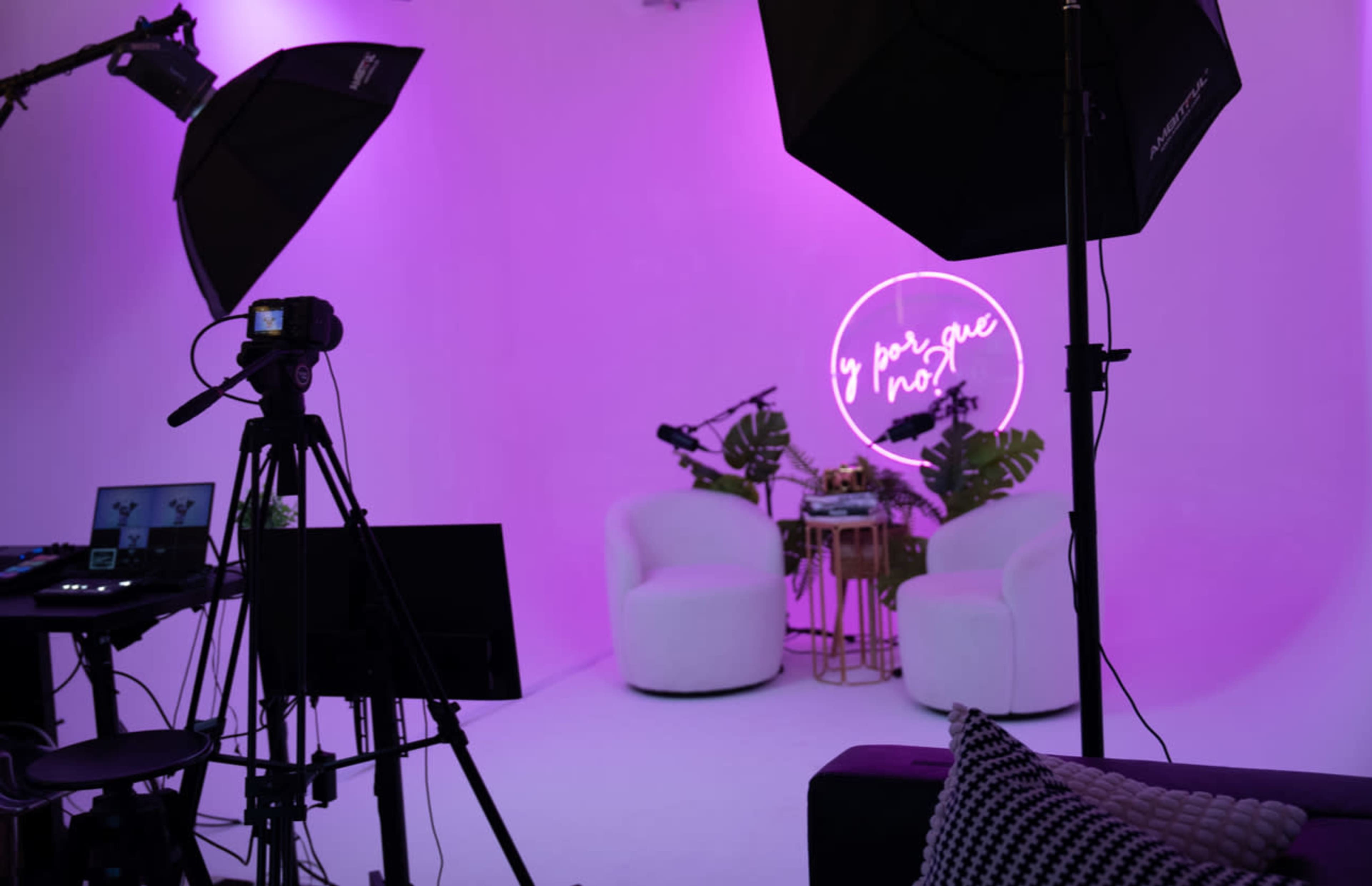 Modern Creative Studio w/ Cyclorama, Kitchen & Podcast Set Image in , orlando, FL