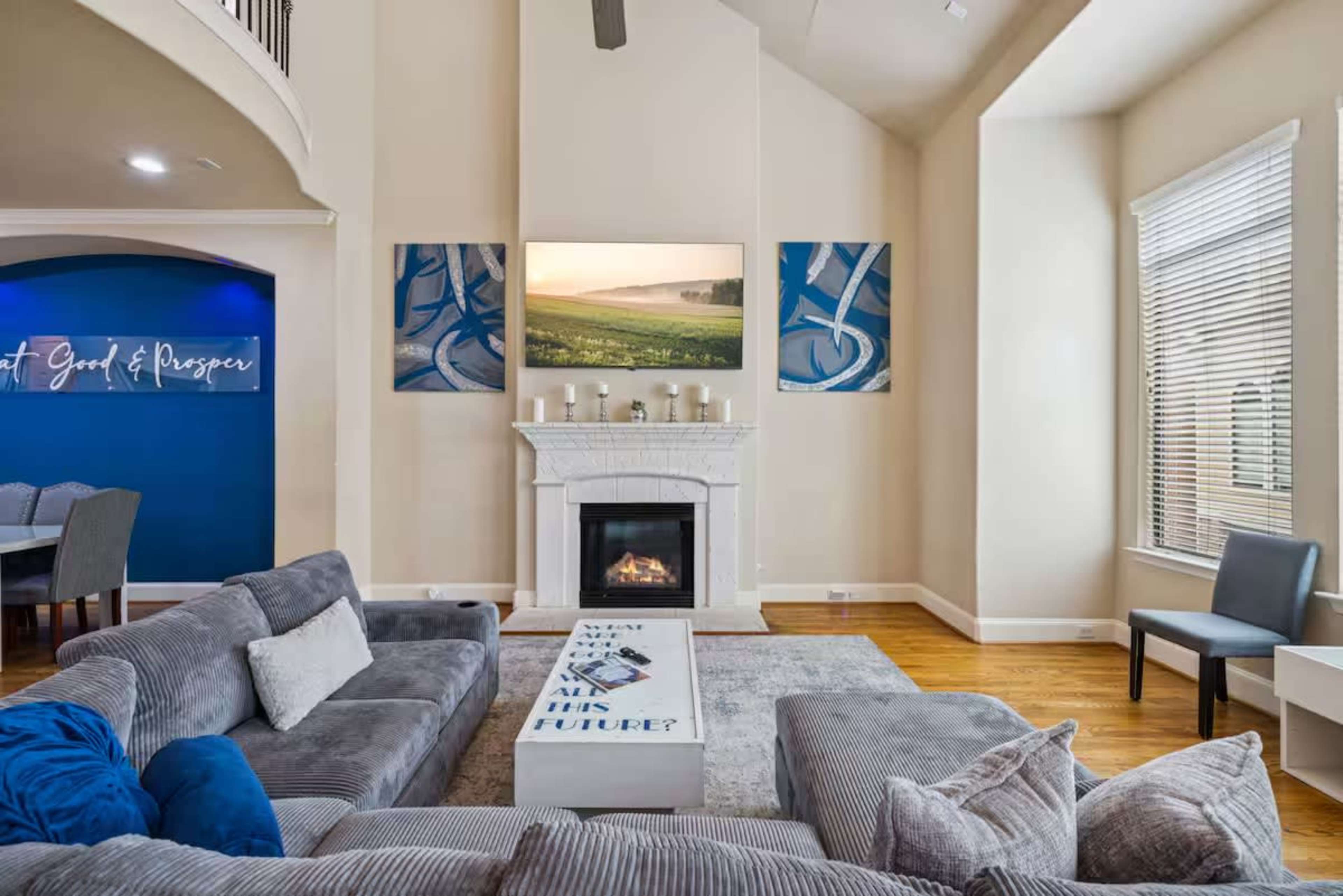 Artsy 3-Story Townhouse - Great for Events and Videoshoots! Image in Mid West, Houston, TX