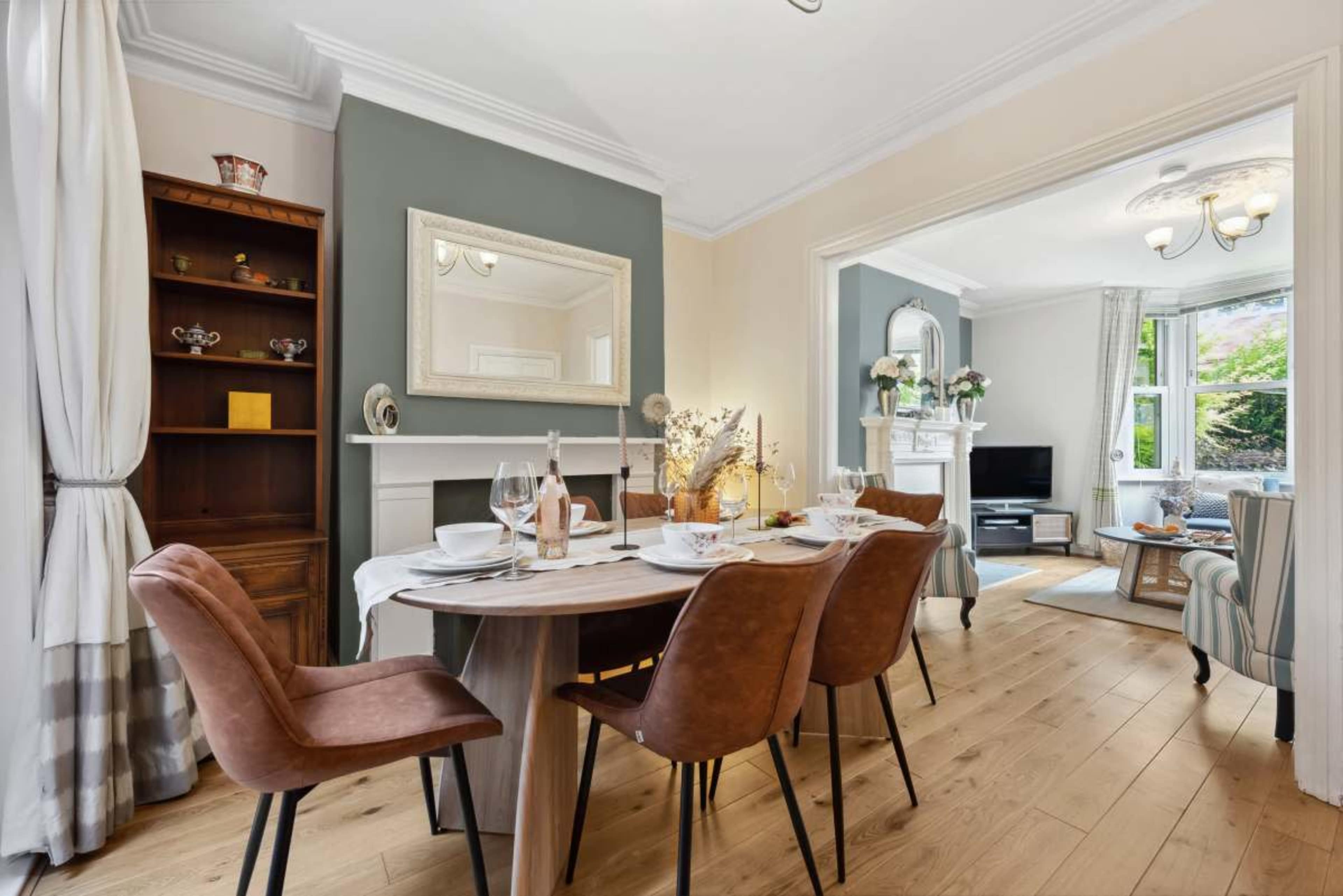 3-BR Stylish House, Sleeps 6 - Aylesbury Road Image in Winchester, Winchester, ENG