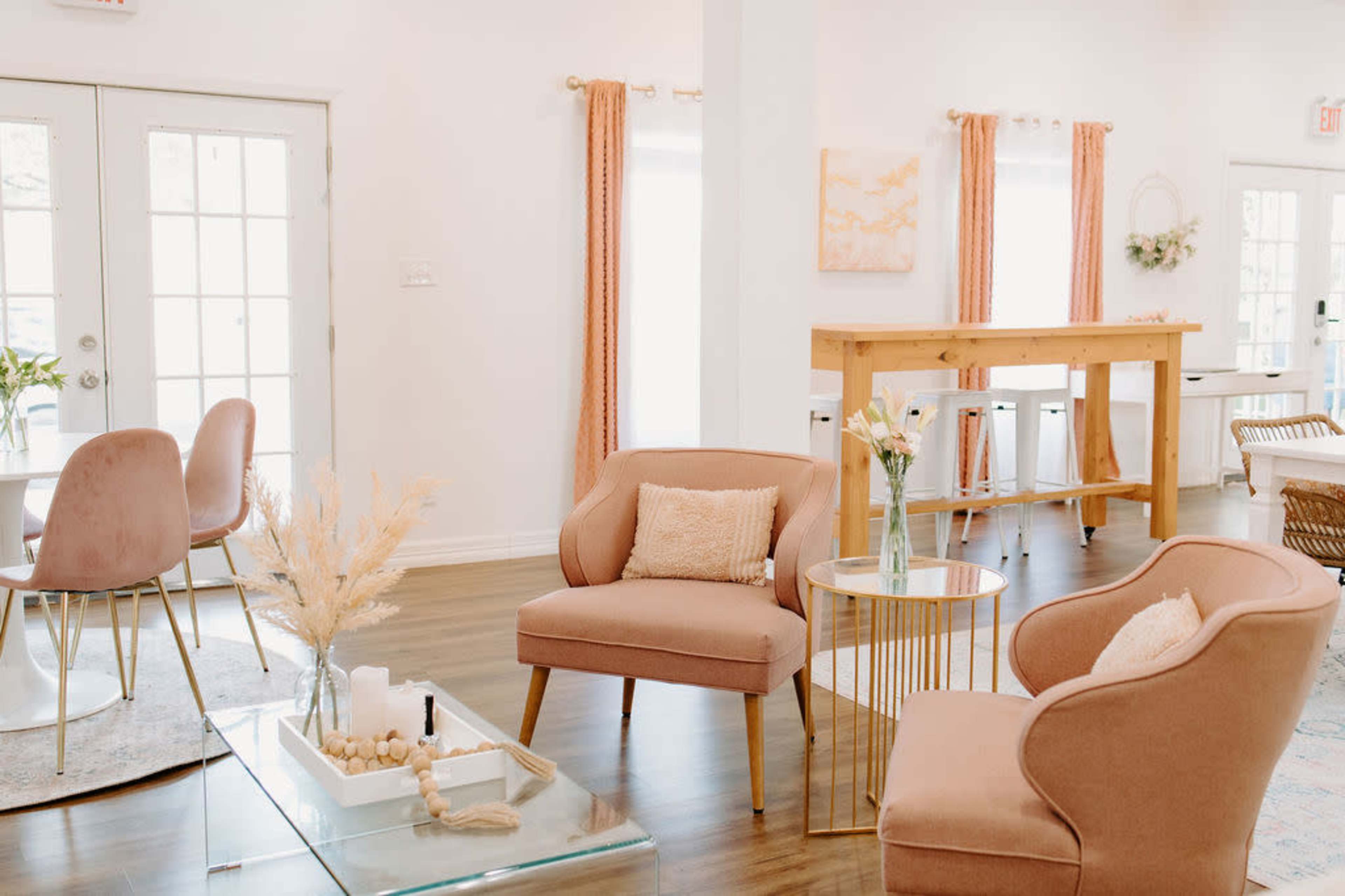 Chic & Cozy Event Venue for Celebrations, Classes, & Photoshoots Image in Kentwood Manor, San Antonio, TX