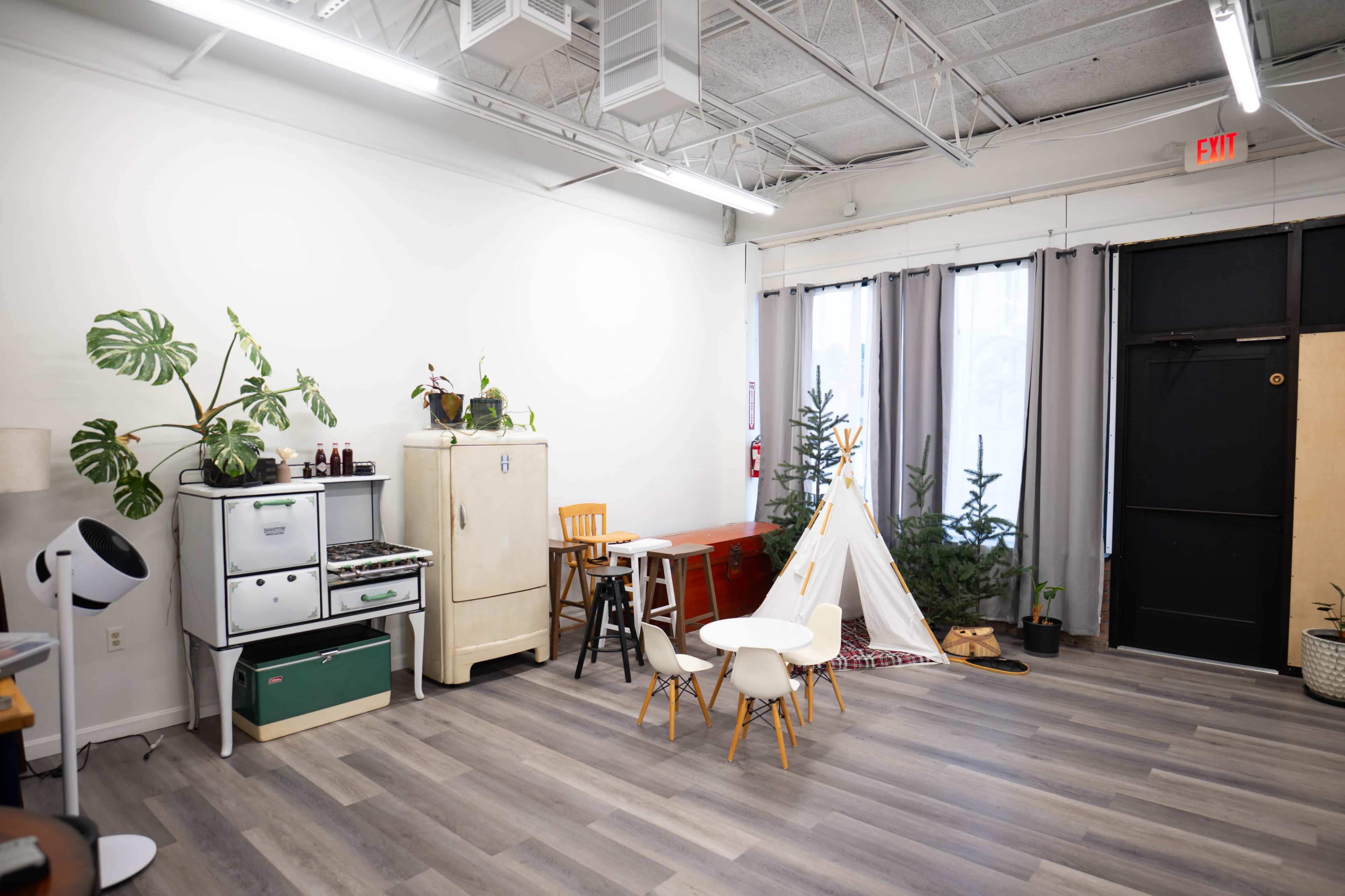 Convenient Urban Photography Studio with Large Windows Image in East Providence, Riverside, RI