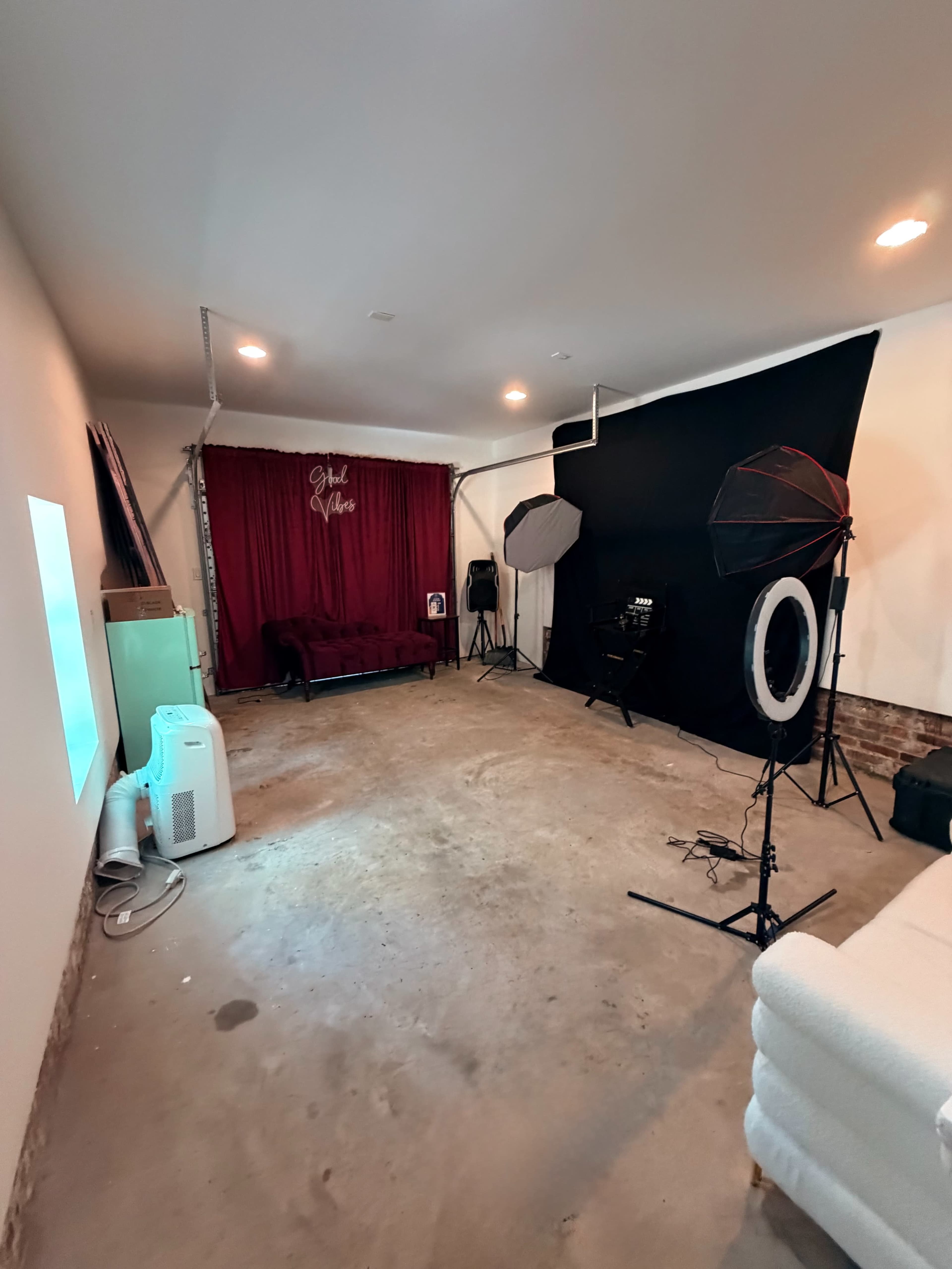 Versatile Photoshoot Studio with Styled Backdrops & Lounge Setups Image in Suitland-Silver Hill, Suitland, MD