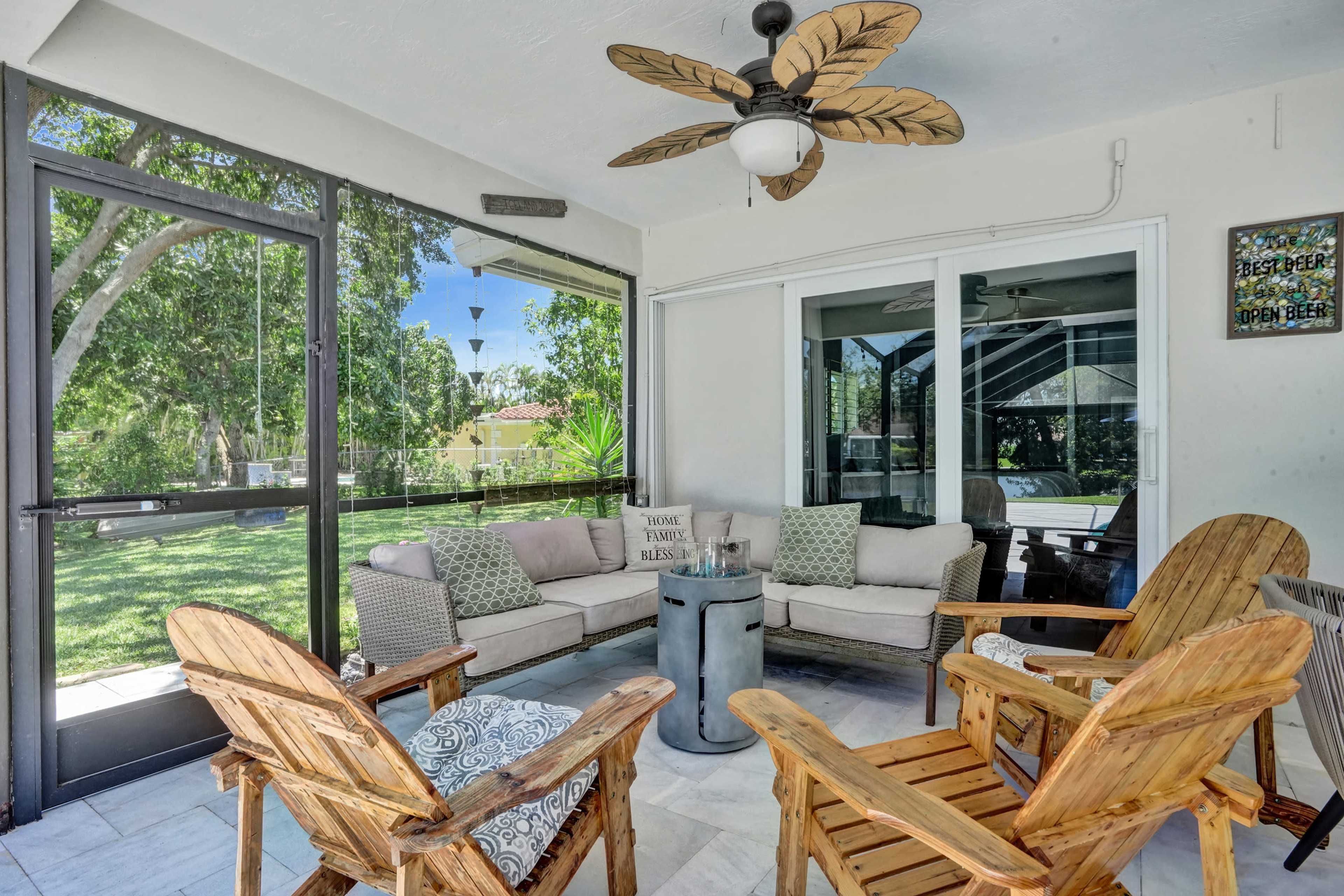 Stunning and peaceful backyard on the lake with a spacious outdoor kitchen Image in Plantation, Plantation, FL