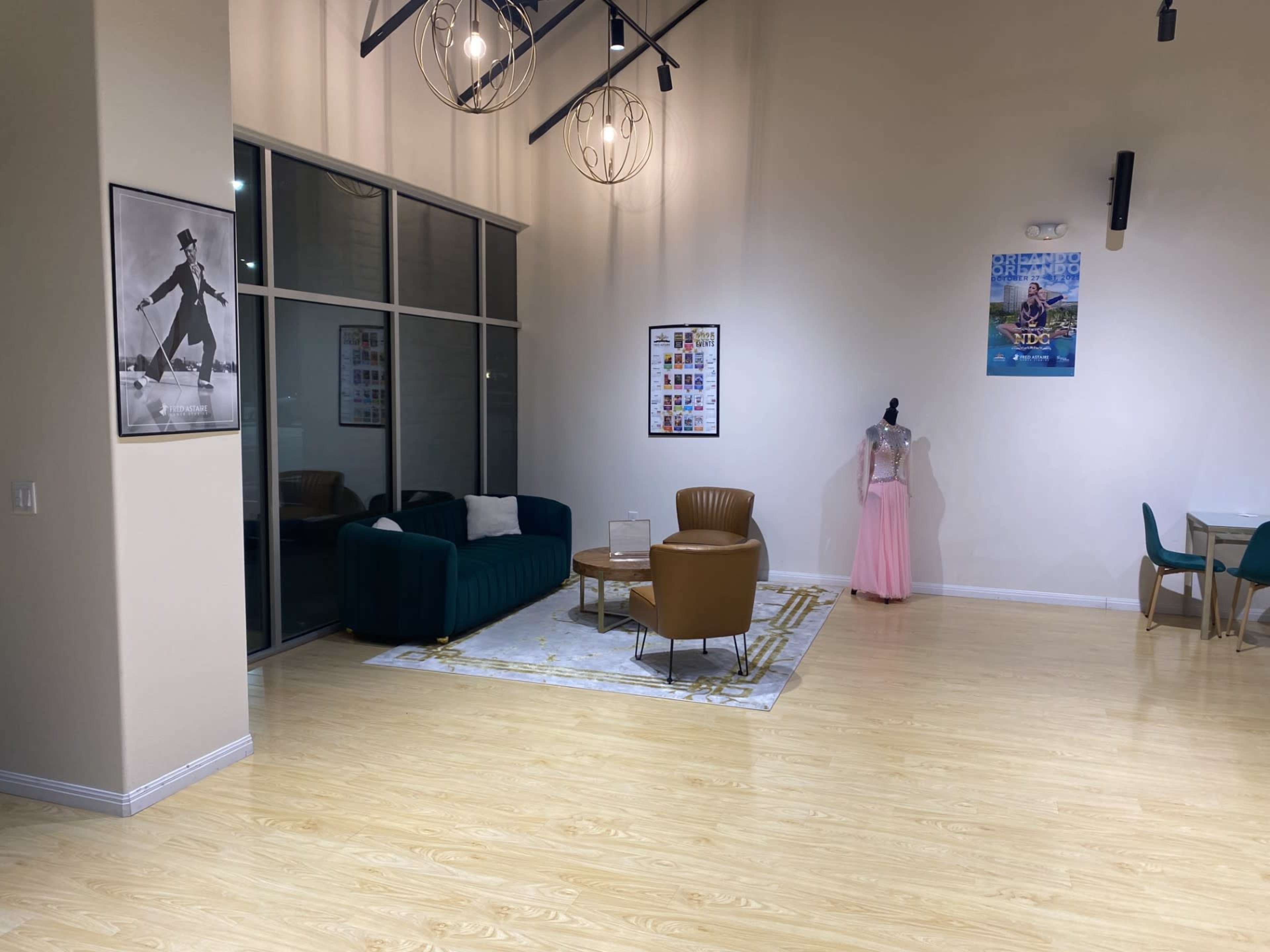 Bright and Stylish Studio with beautiful Sunset Image in , Tomball, TX