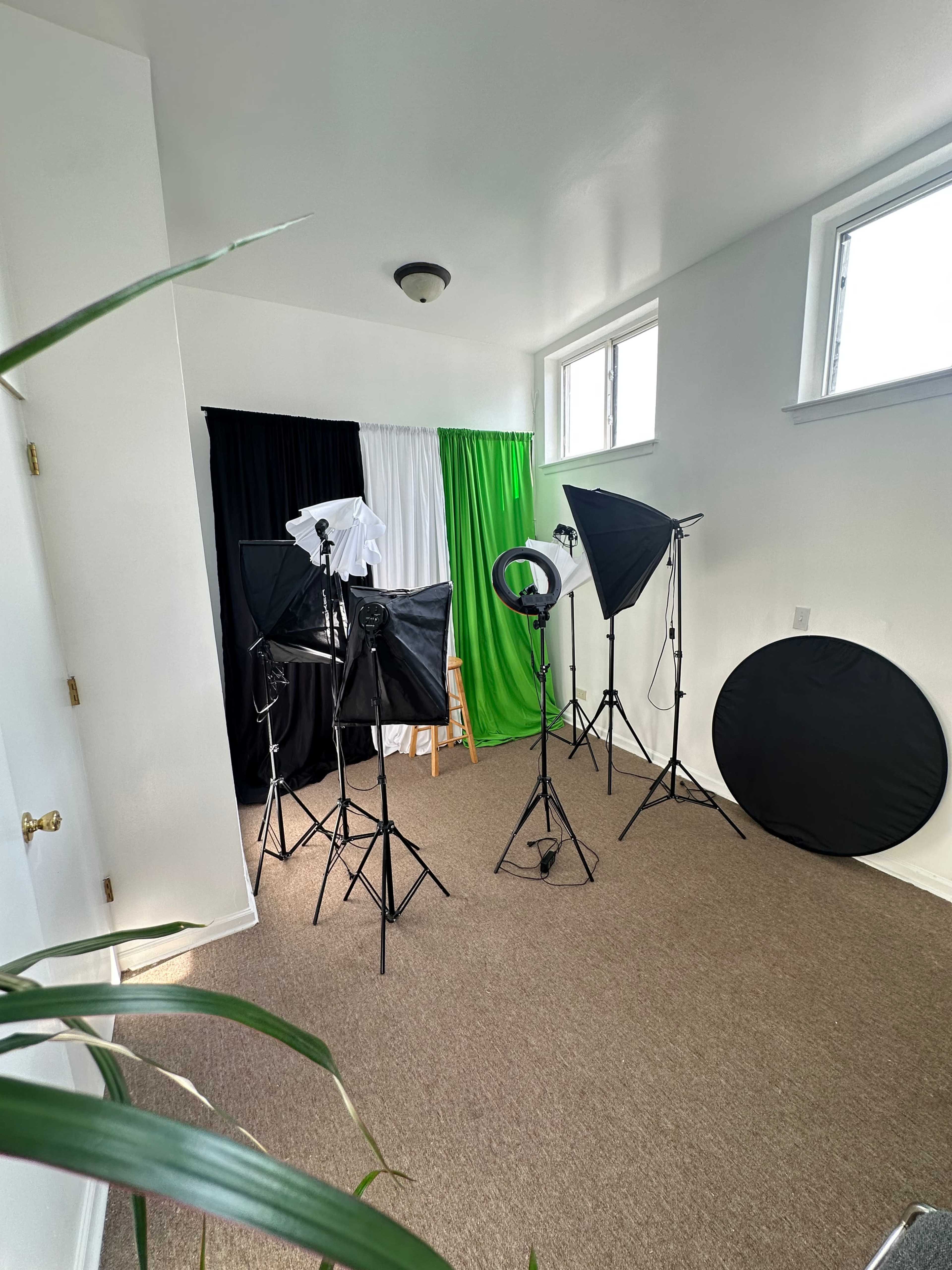 Modern South Side Chicago Photo Studio with Natural Light Image in Avalon Park, Chicago, IL