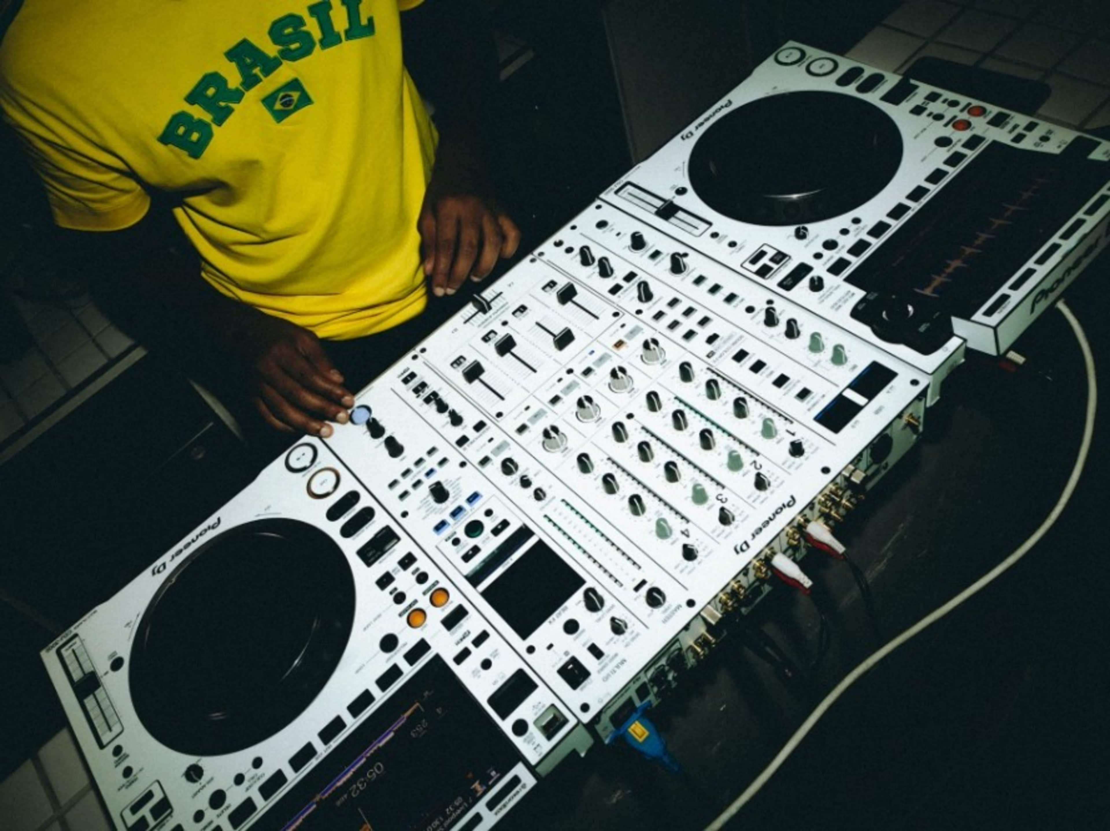 CDJ 3000'S & A9 Mixer