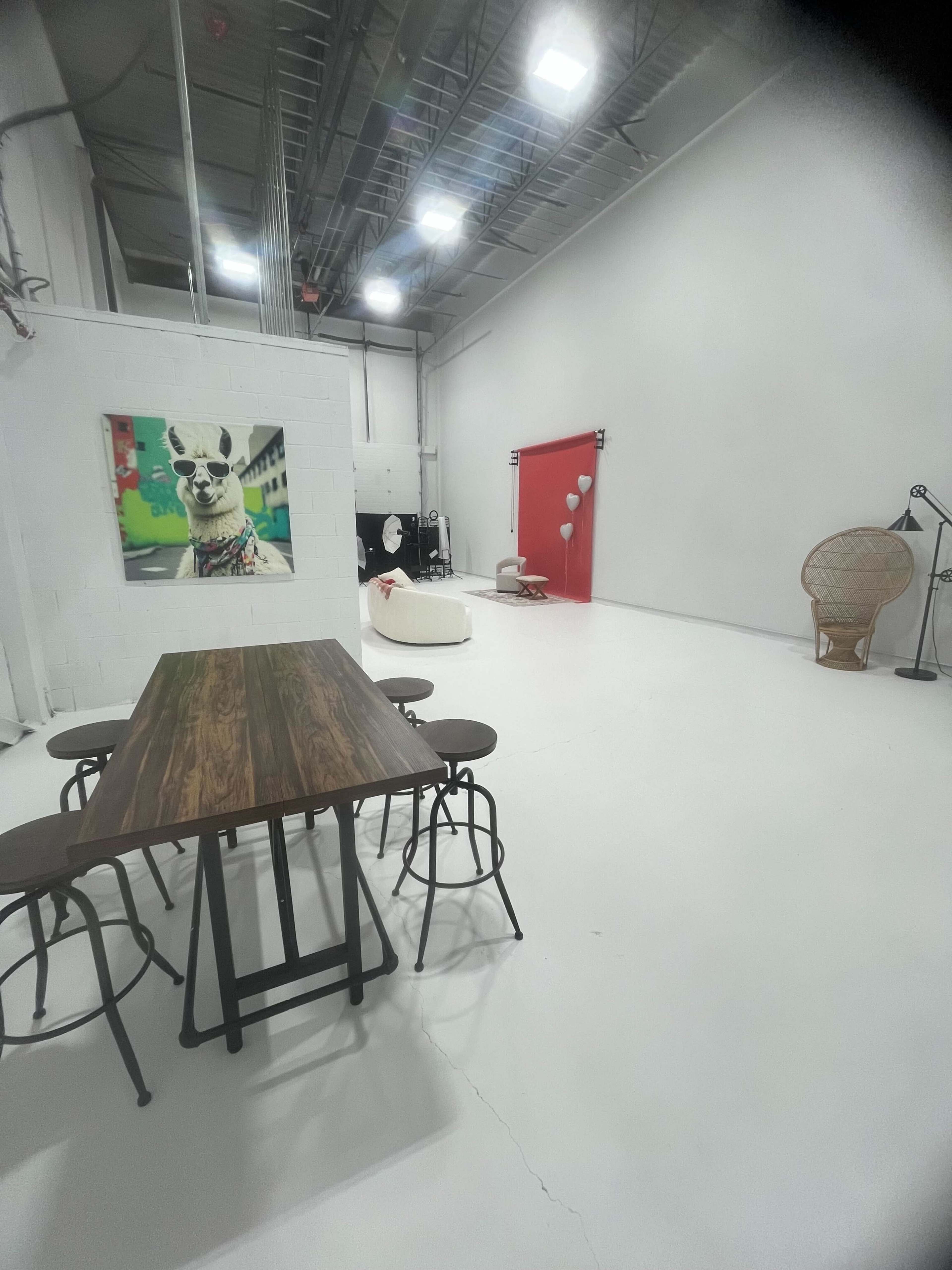 White Walls & Spaces With Character Image in Barrie, Barrie, ON