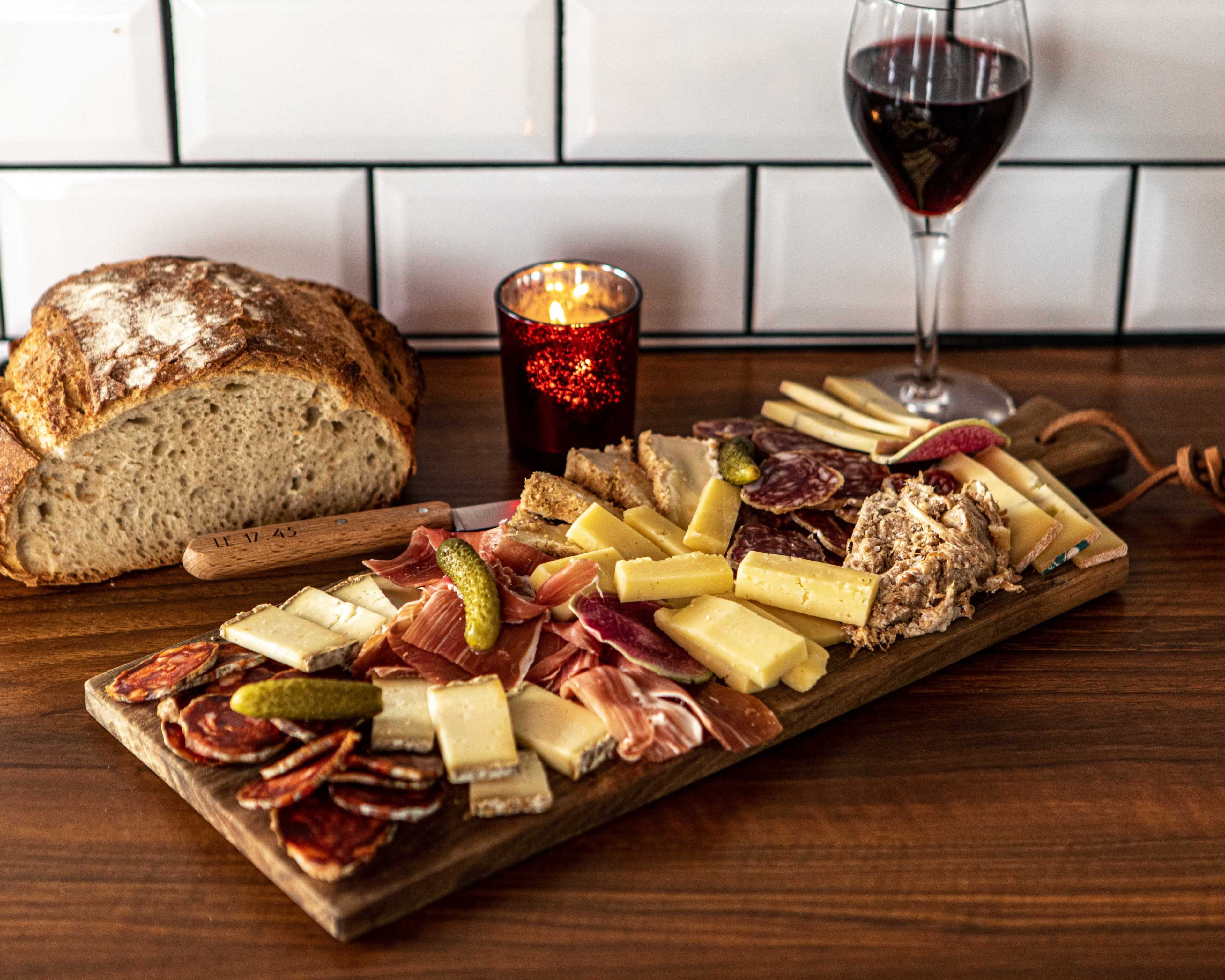 Restaurant industriel et convivial sur deux étages Image in Clignancourt, Paris