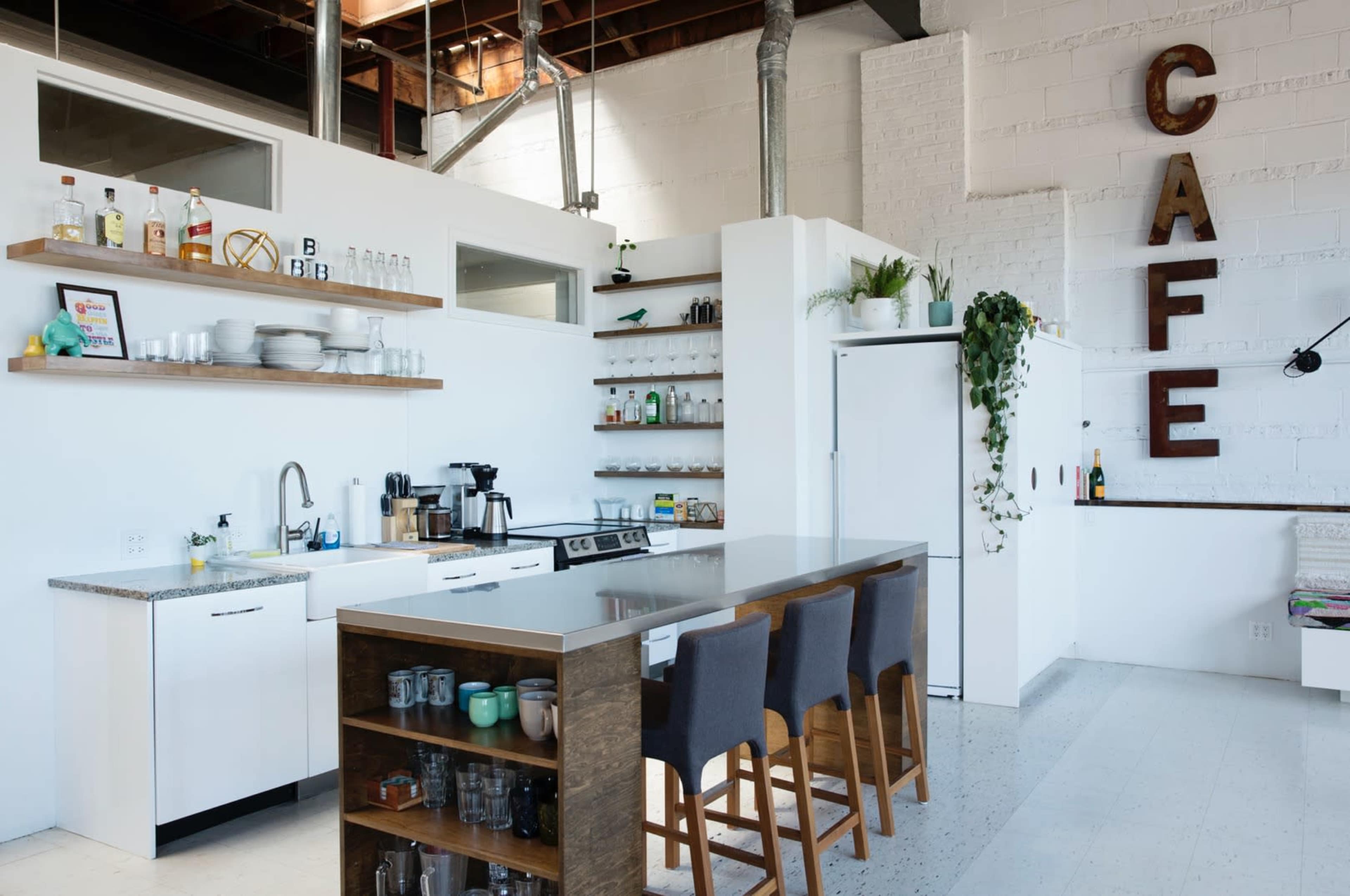 Bright Natural Light Studio Loft on Grand Ave in Ukrainian Village Image in West Town, Chicago, IL