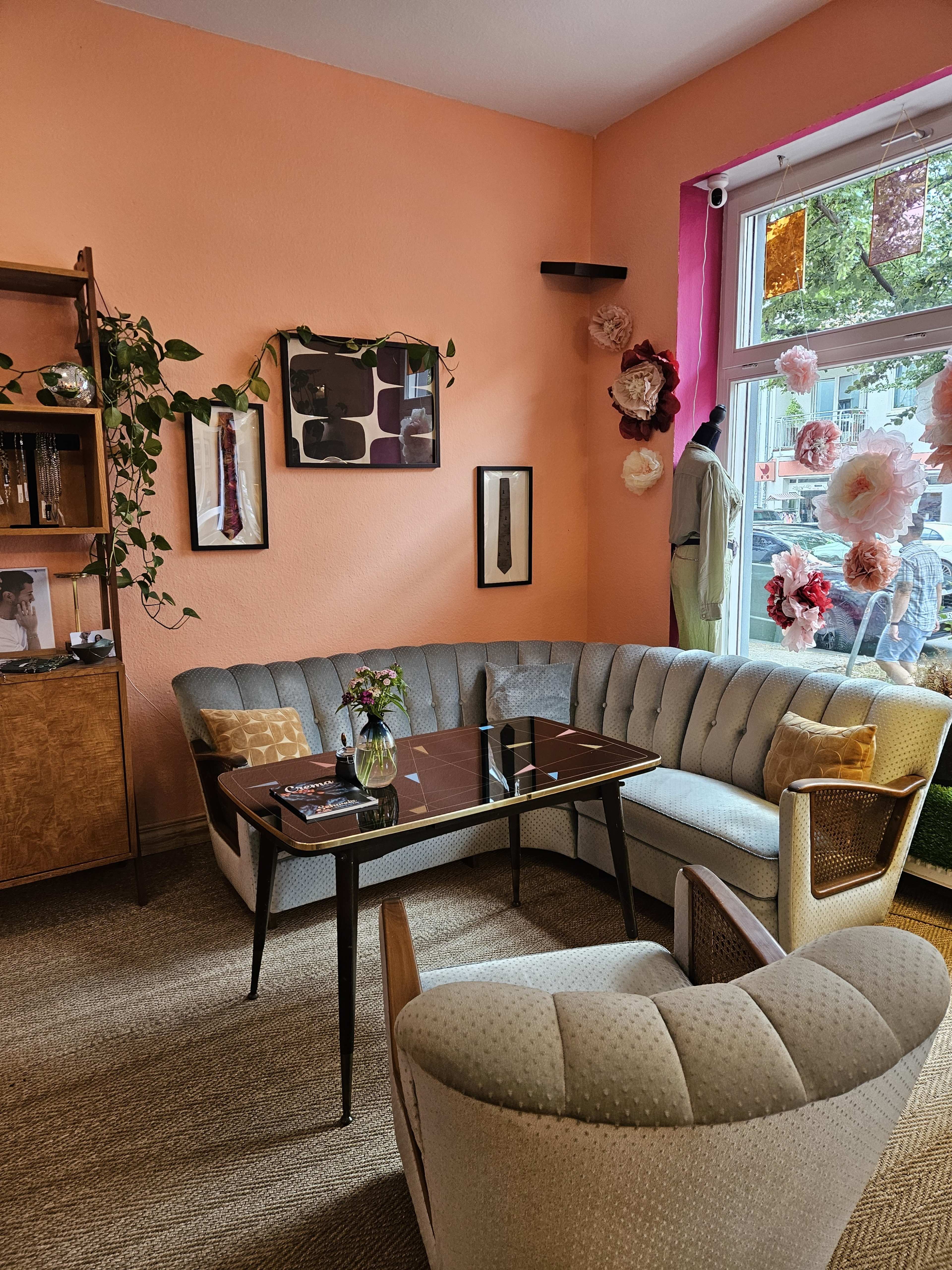 Laden mit Cafe charme an der Florastrasse Image in Pankow, Berlin, 