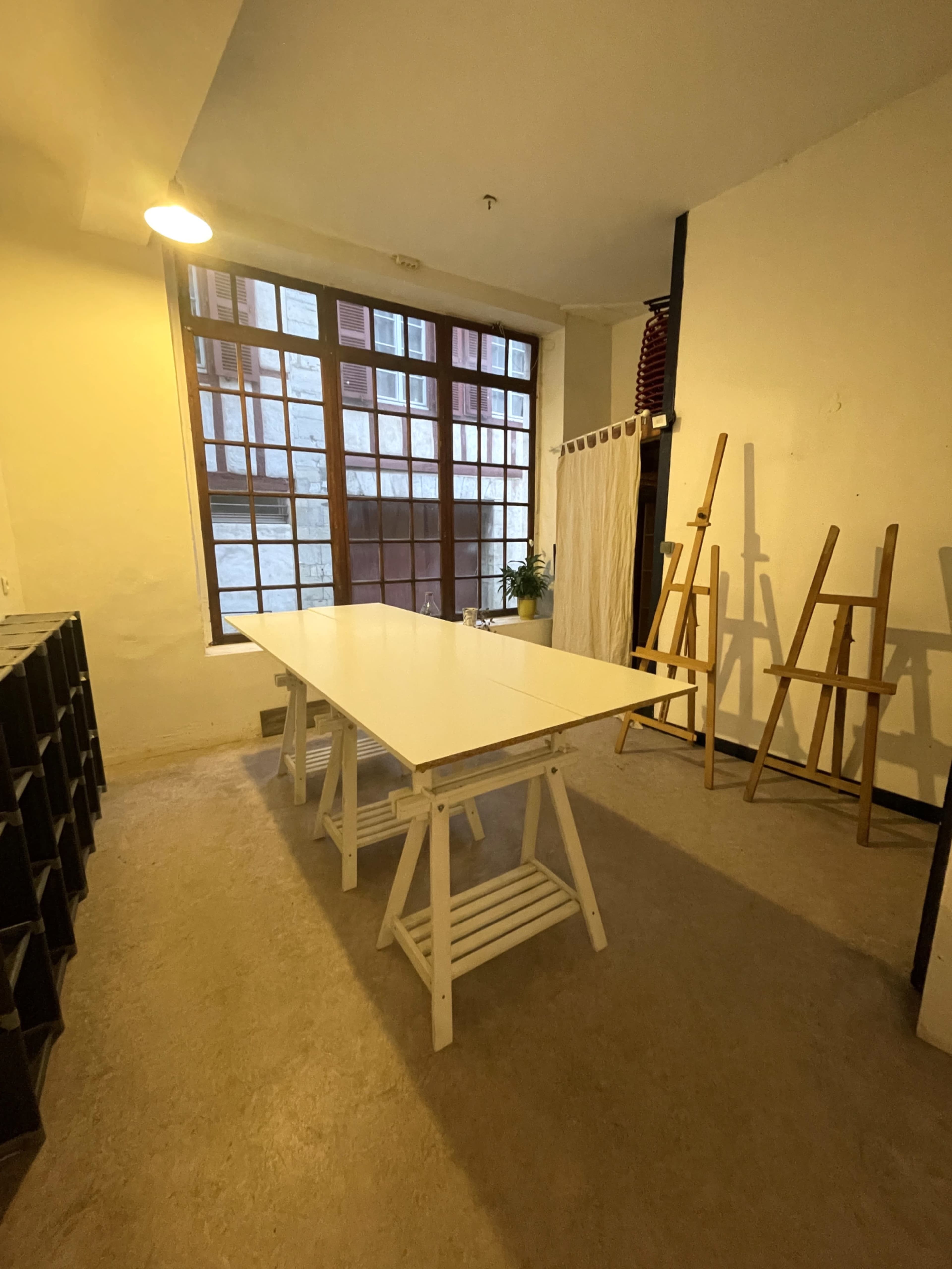 Atelier lumineux dans le quartier historique de Bayonne, près de la Cathédrale Image in , Bayonne