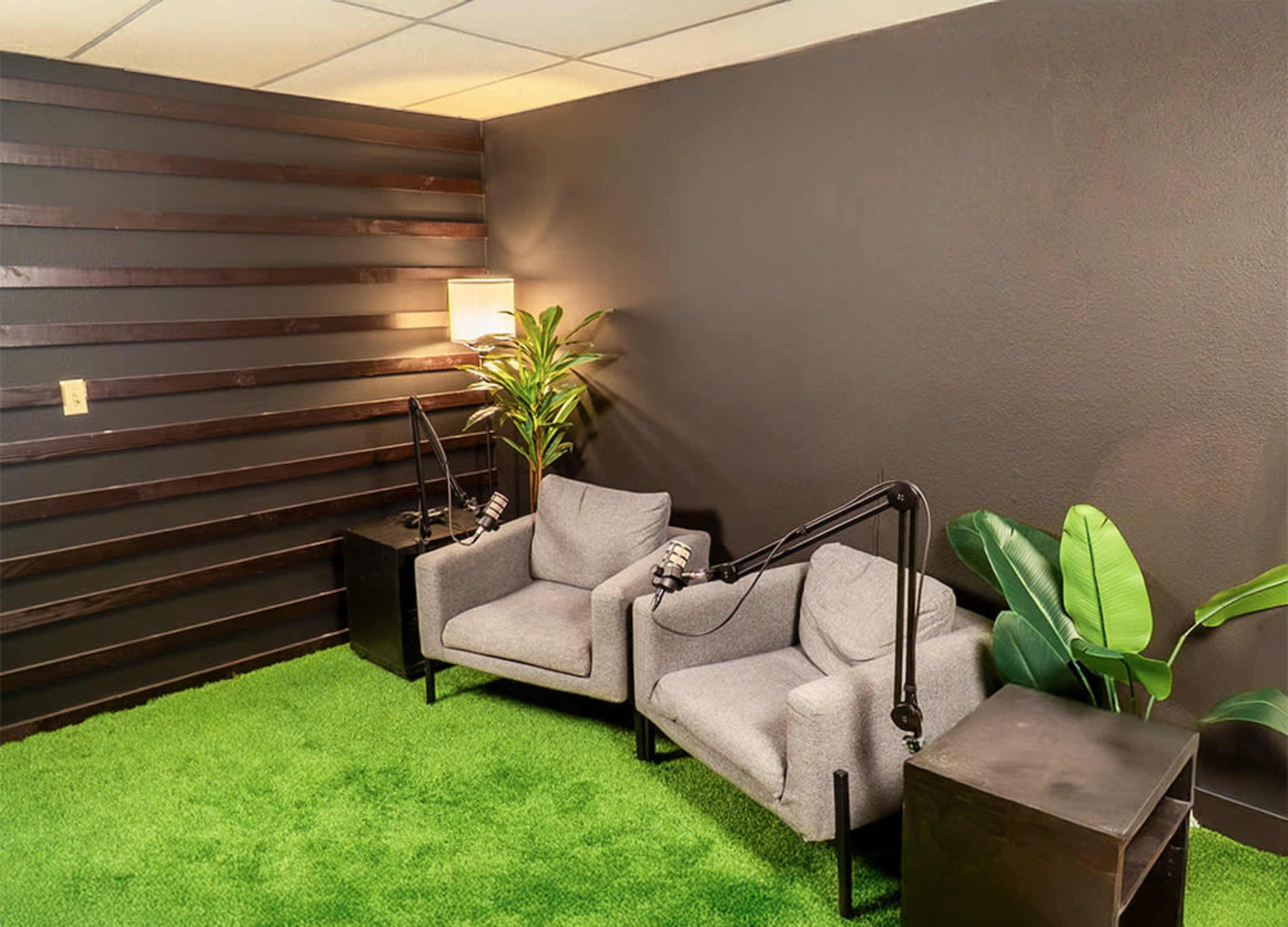 Commercial Studio with natural lighting Image in Maple Valley, Maple Valley, WA