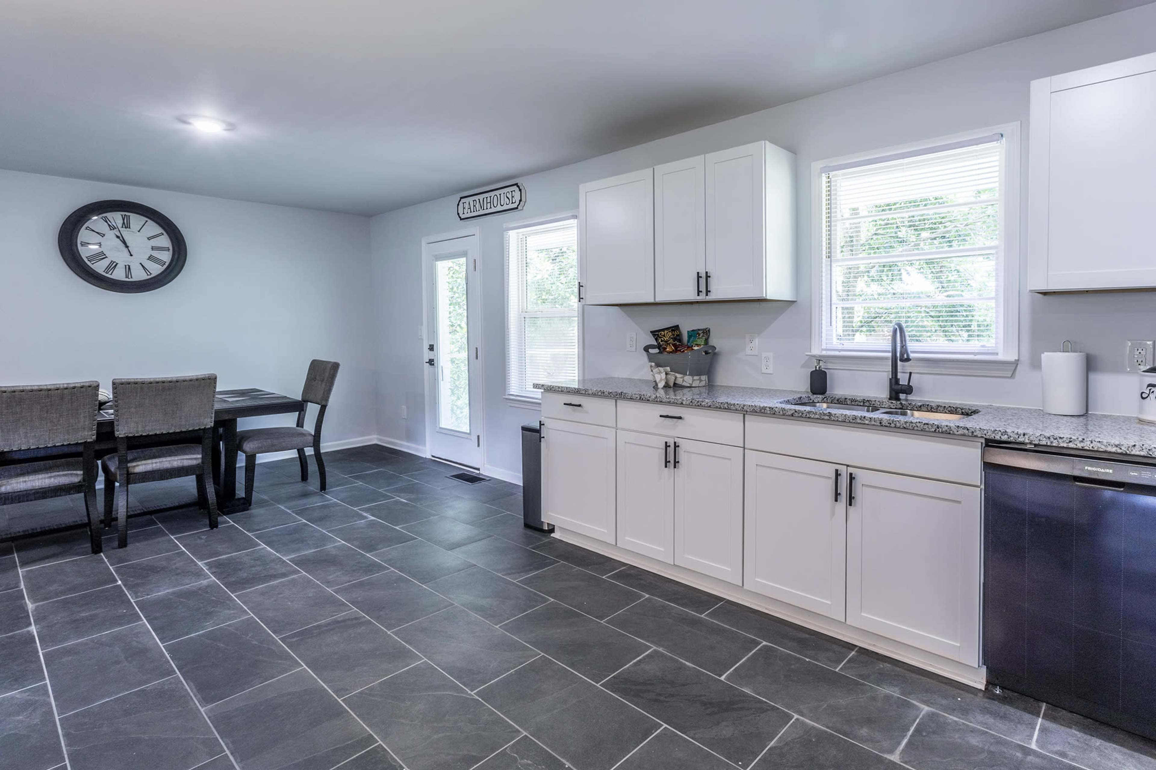 7 Acre Farmhouse Retreat w/ Reiki, Massage, Acupuncture, Pod Cast, Etc Offices Available! Image in Cliftondale, South Fulton, GA