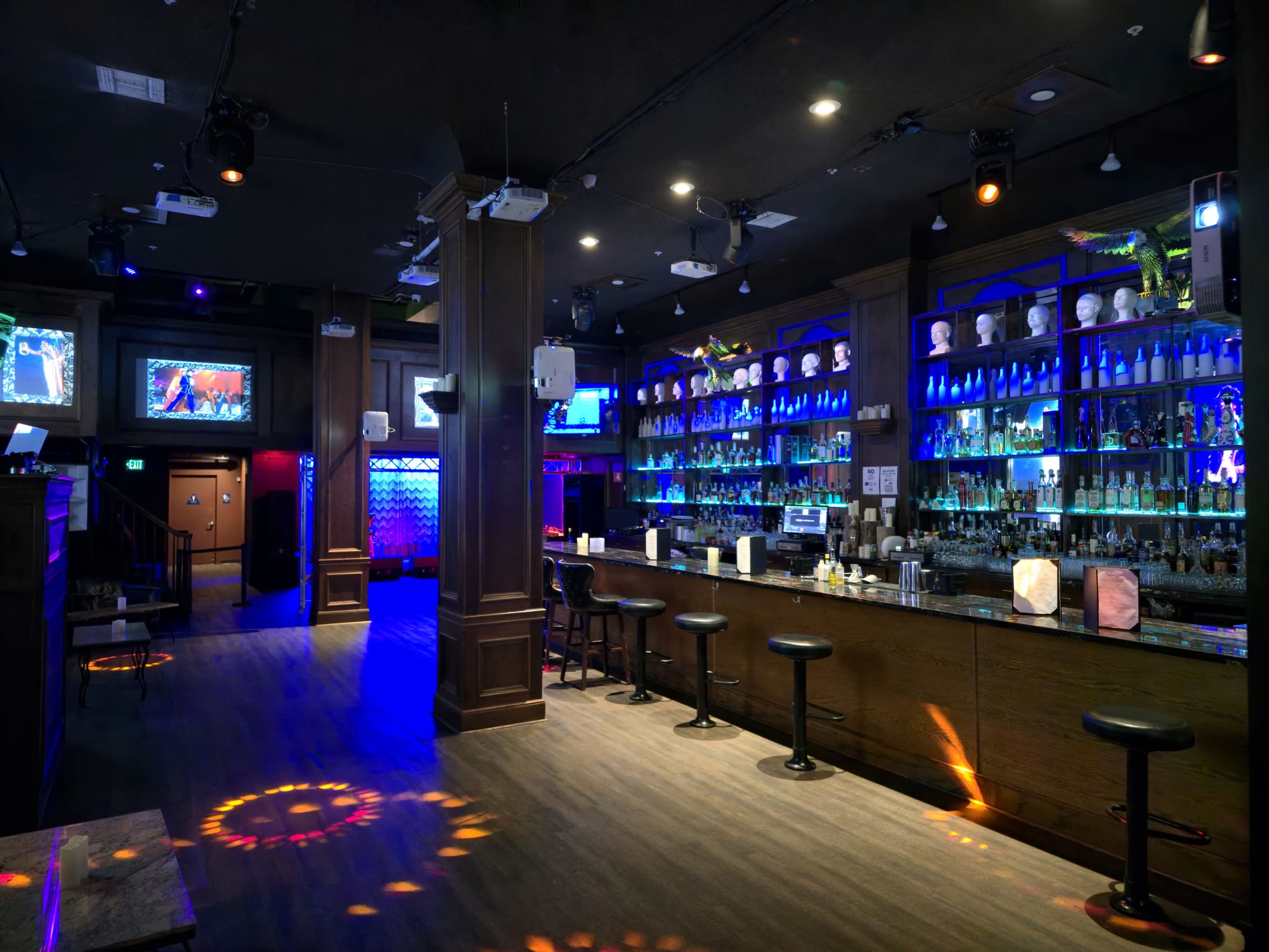 Bar and lounge in San Francisco's financial district with live music and immersive visuals. Image in Union Square, San Francisco, CA