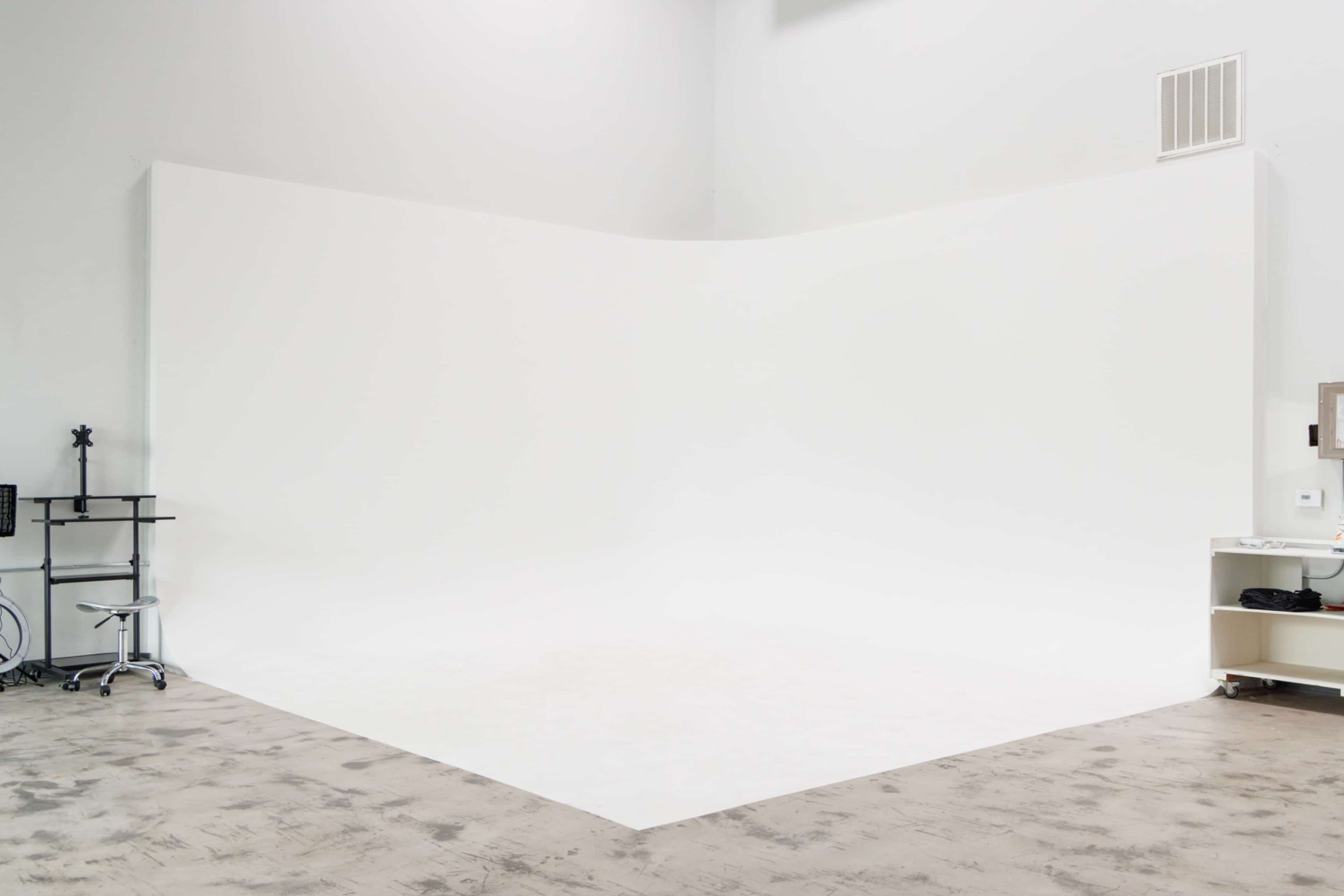 WHITE ROOM STUDIO　ウインドスクリーン Zine Studios ATX-Skylit Modern-Industrial Warehouse w