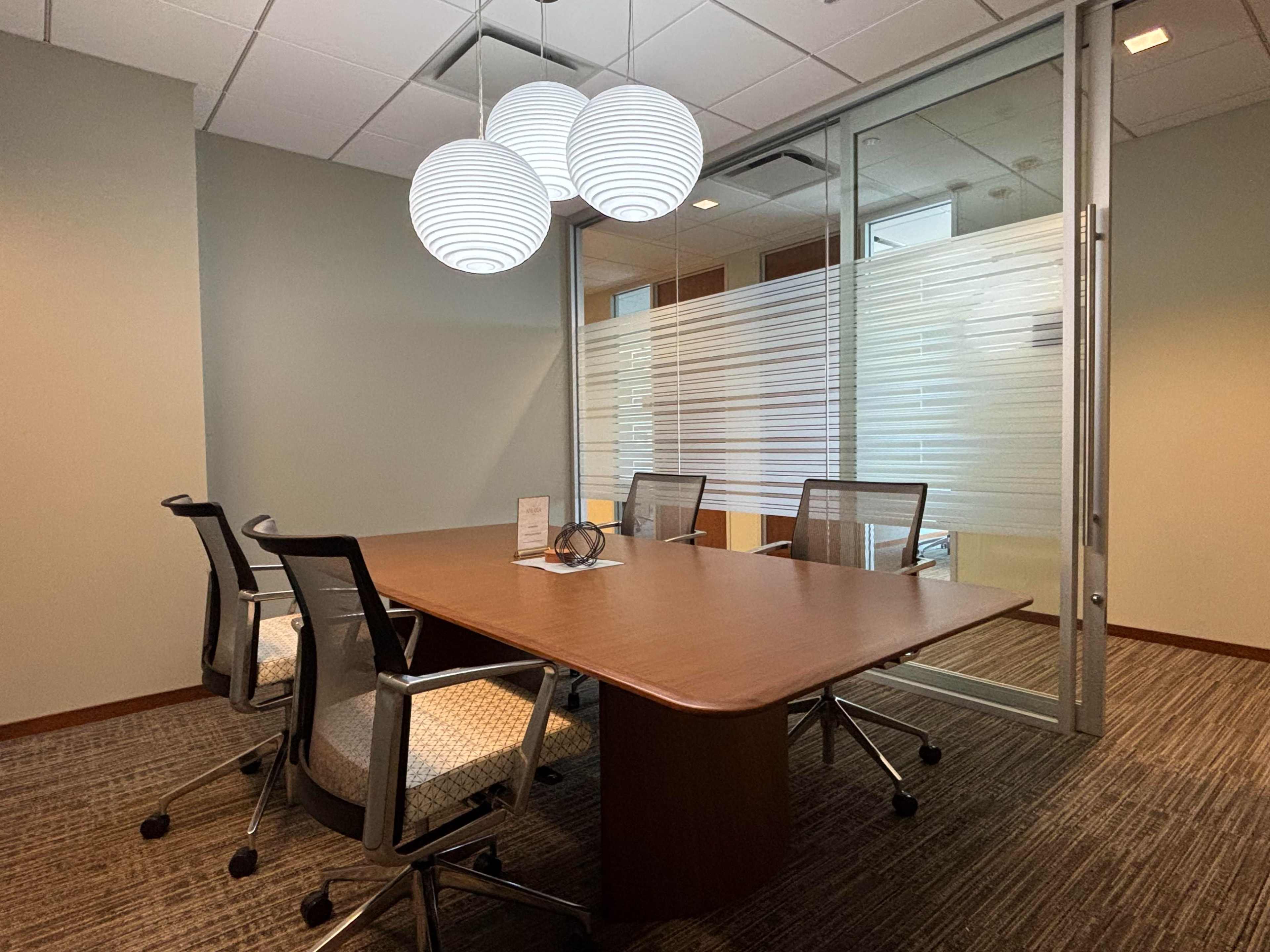 Upscale Suburban Day Office Image dans Schaumburg Township, Schaumburg, IL