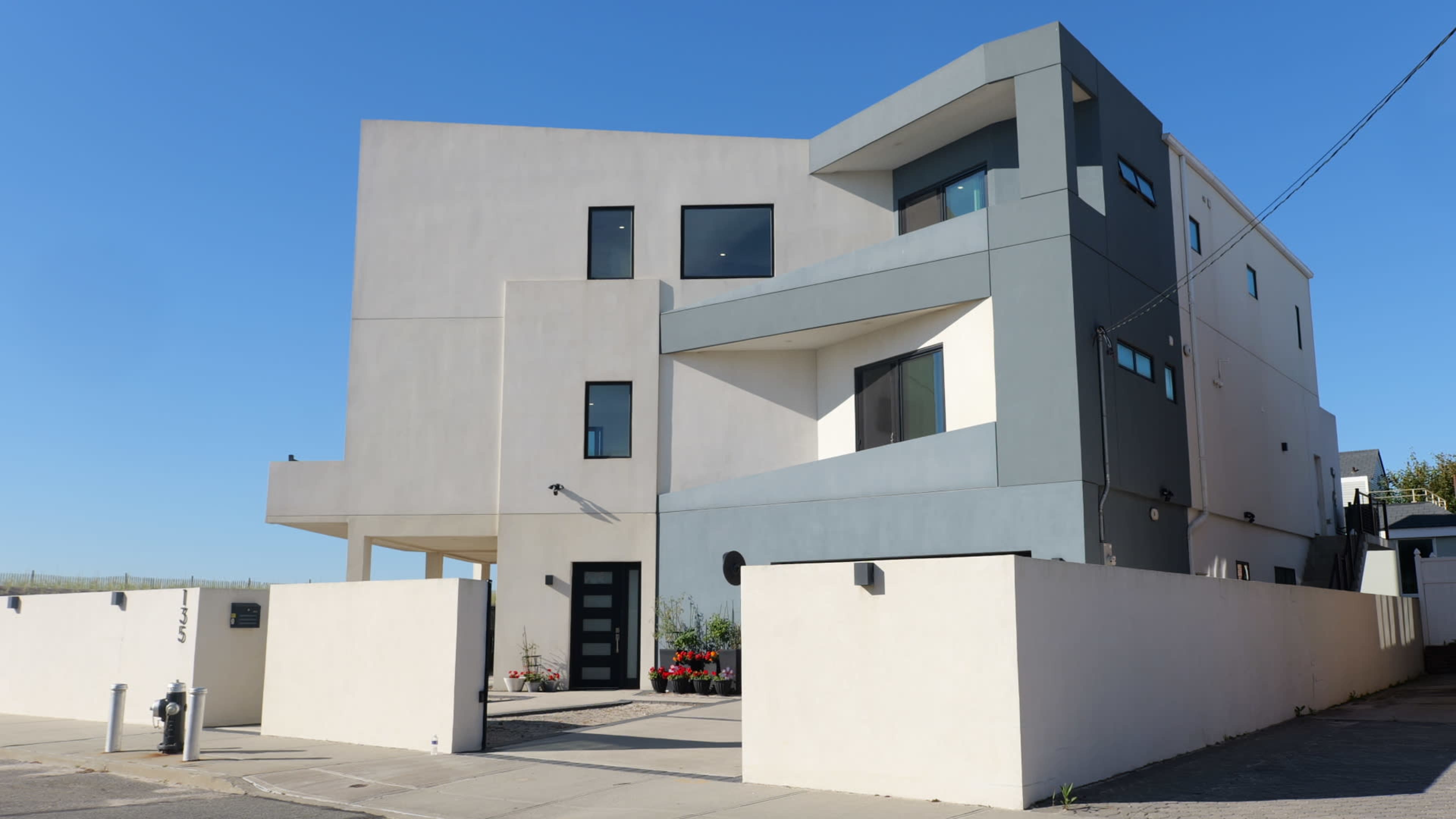 Modern Beach House Image in Neponsit, Neponsit, NY